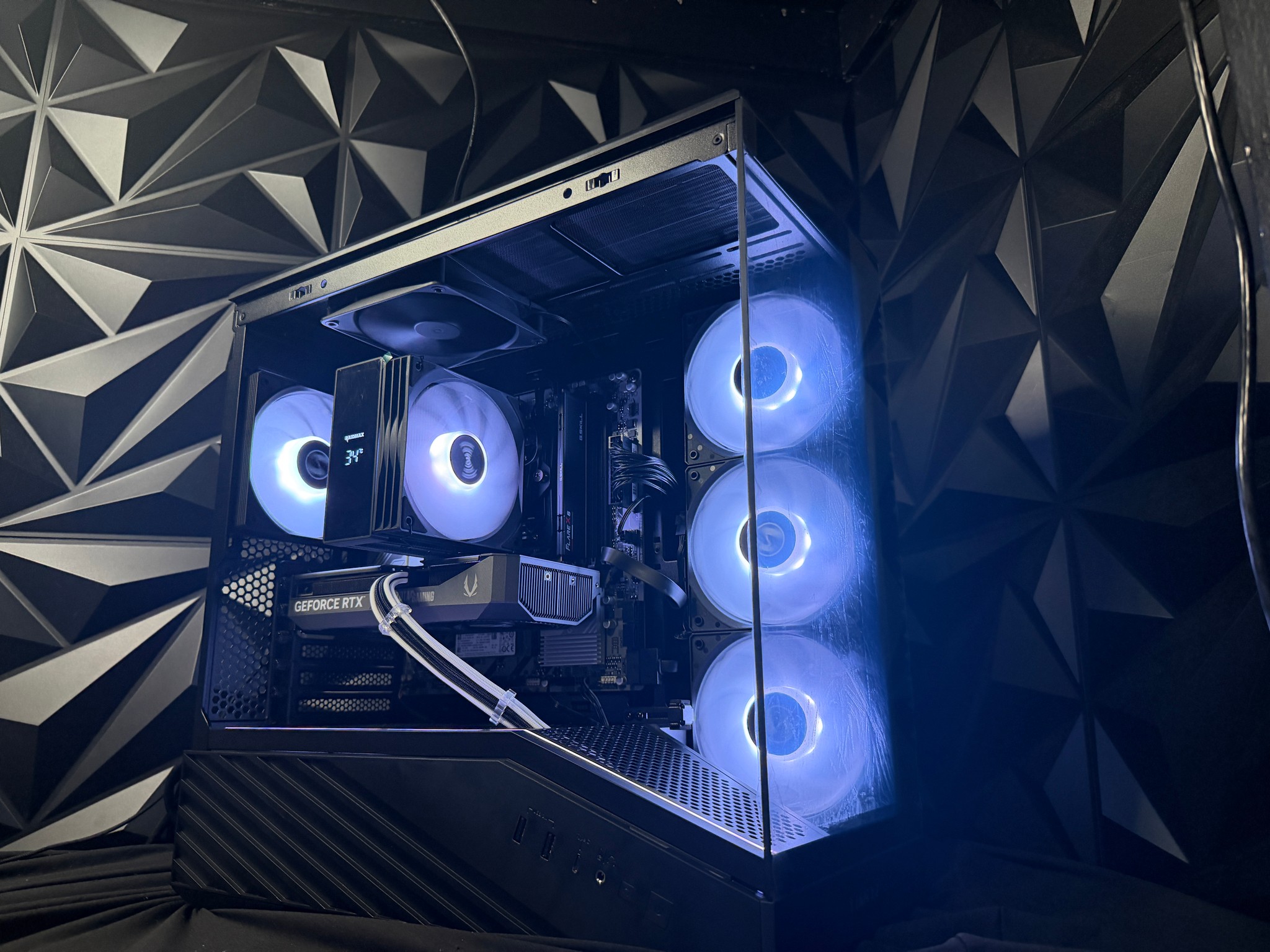🚀🎮 THE STARTER CARTER 🎮🚀 Ryzen 5 8400F| RTX 5060Ti| 16 GB DDR5| 1.25 TB NVMe| 650W Gold PSU