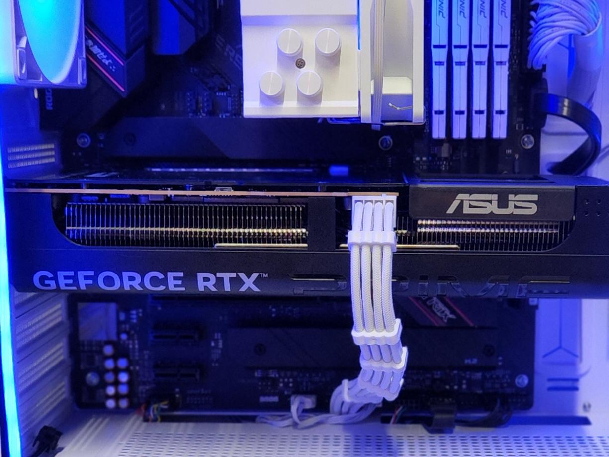 Ryzen 7 5700X Frostbyte ❄️ | RTX 5060 | 5 In Screen | Win 11 PRO | 2TB SSD | 32GB RAM | Gaming PC