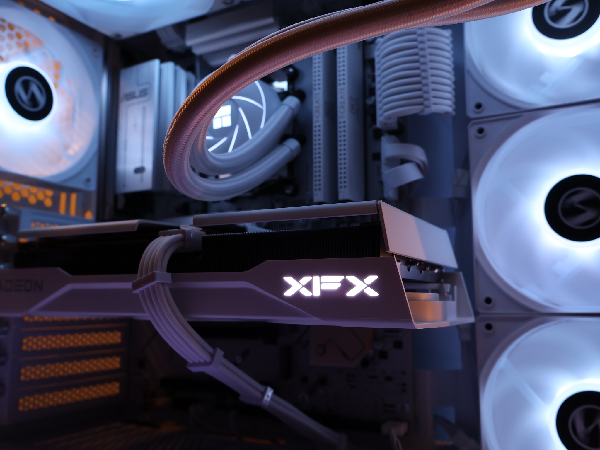White AM5 Gaming PC | 9060XT | 7600x | 16GB DDR5 | 1TB SSD