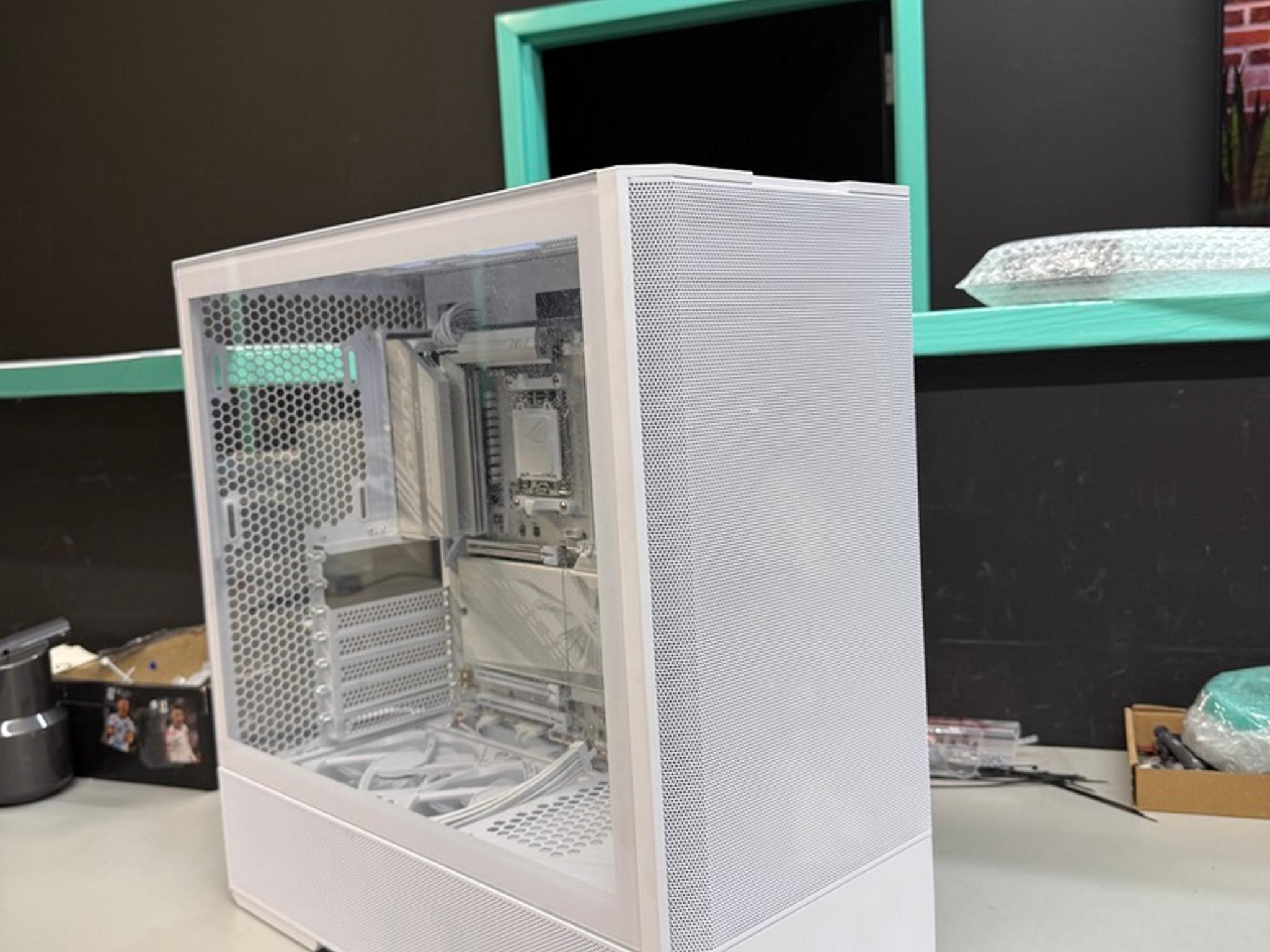 White PC Parts Bundle: B850, RM1000e, Lian Li 207