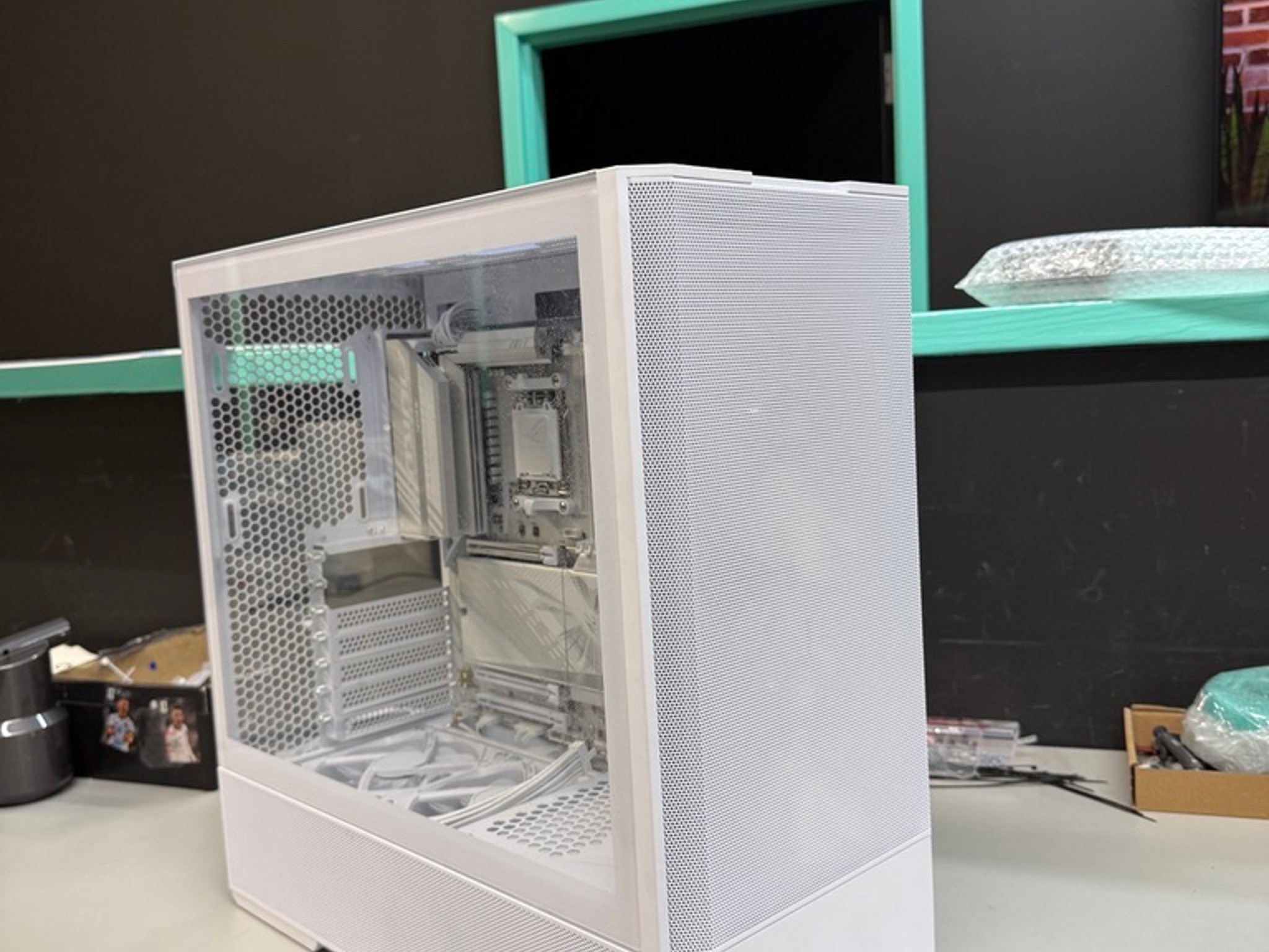 White PC Parts Bundle: B850, RM1000e, Lian Li 207