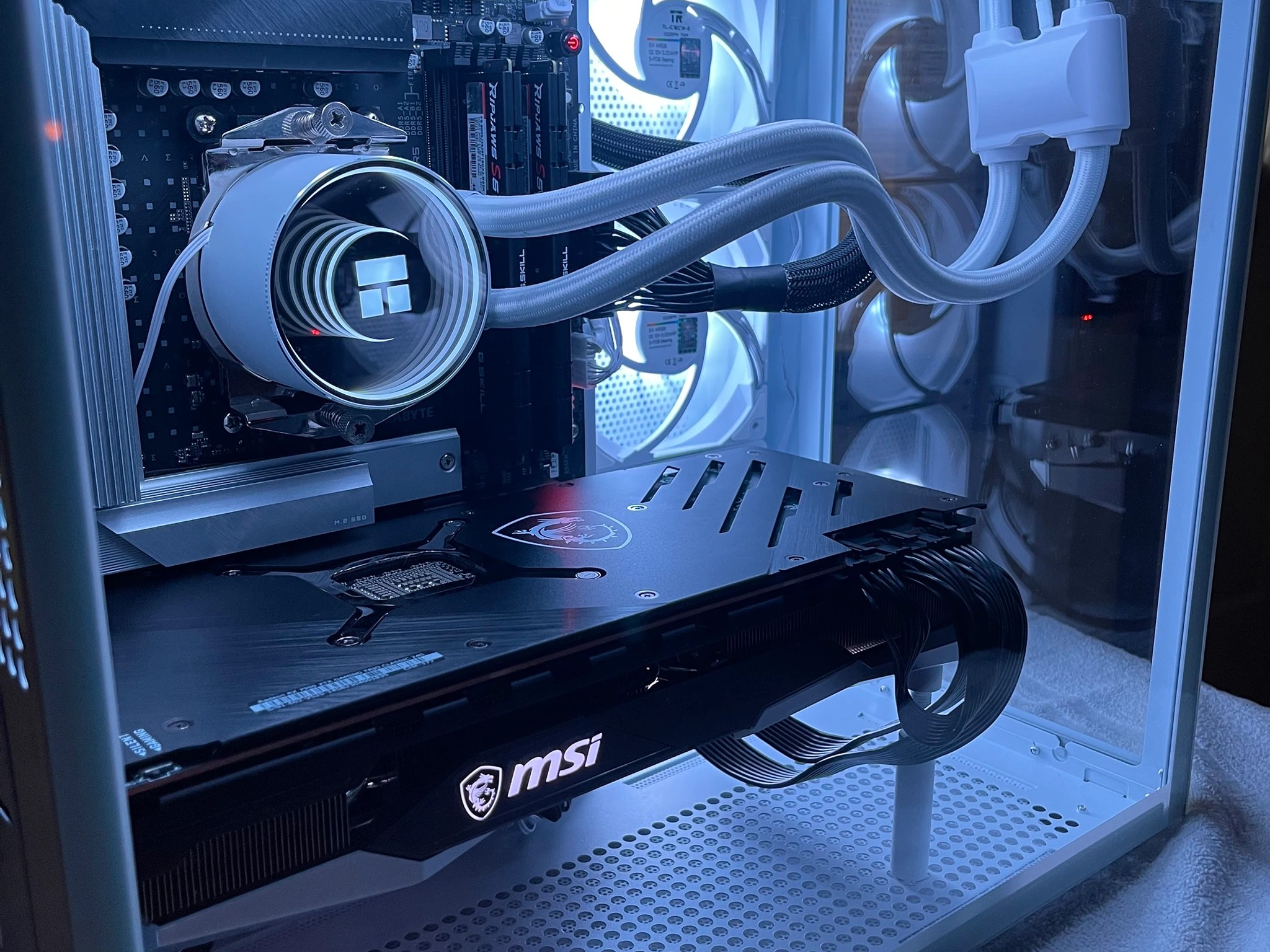 AM5 White High-end Gaming/Production PC: Radeon 7900XTX, Ryzen 9 7900X, 32gb DDR5, 2TB NVMe