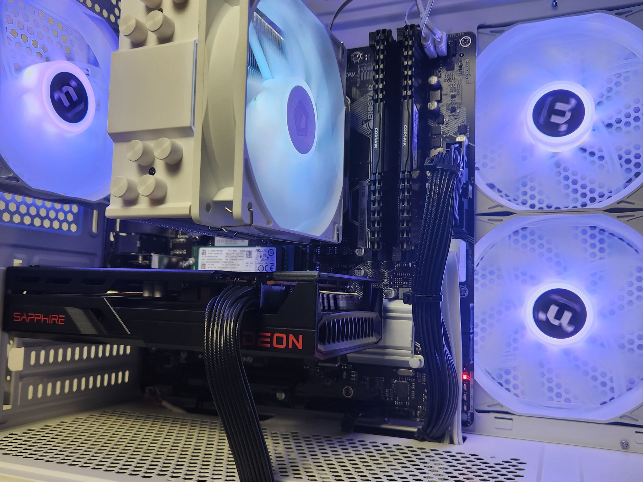 RX 6600 | Ryzen 5 5500 | 16GB DDR4 | 256GB SSD + 1TB HDD | WIFI+BT | Win 11 Home "Ice Cap"