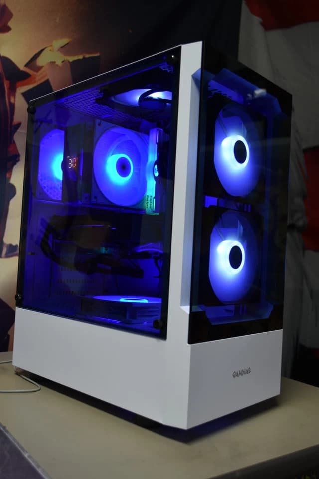 Ryzen 5 5500 RTX 5050 8GB 32 GB of RGB ram 1 TB NVME Speakers Keyboard & Mouse
