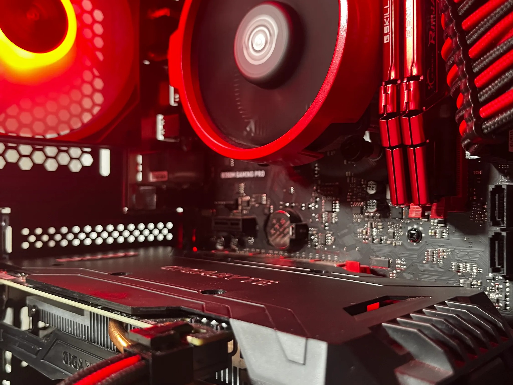 🔴⚫Red and Black Budget Baller🔴⚫ Ryzen 3 2200G | GTX 1060 | Fishtank Meta Case