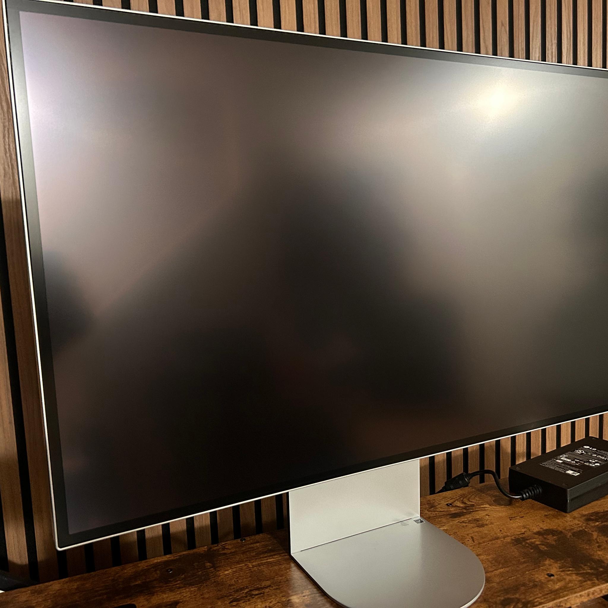 LG UltraFine evo 32" Worlds First TB5-6K(6144x3456) NANO-IPS-Black Thunderbolt-5 Monitor (32U990A-S)