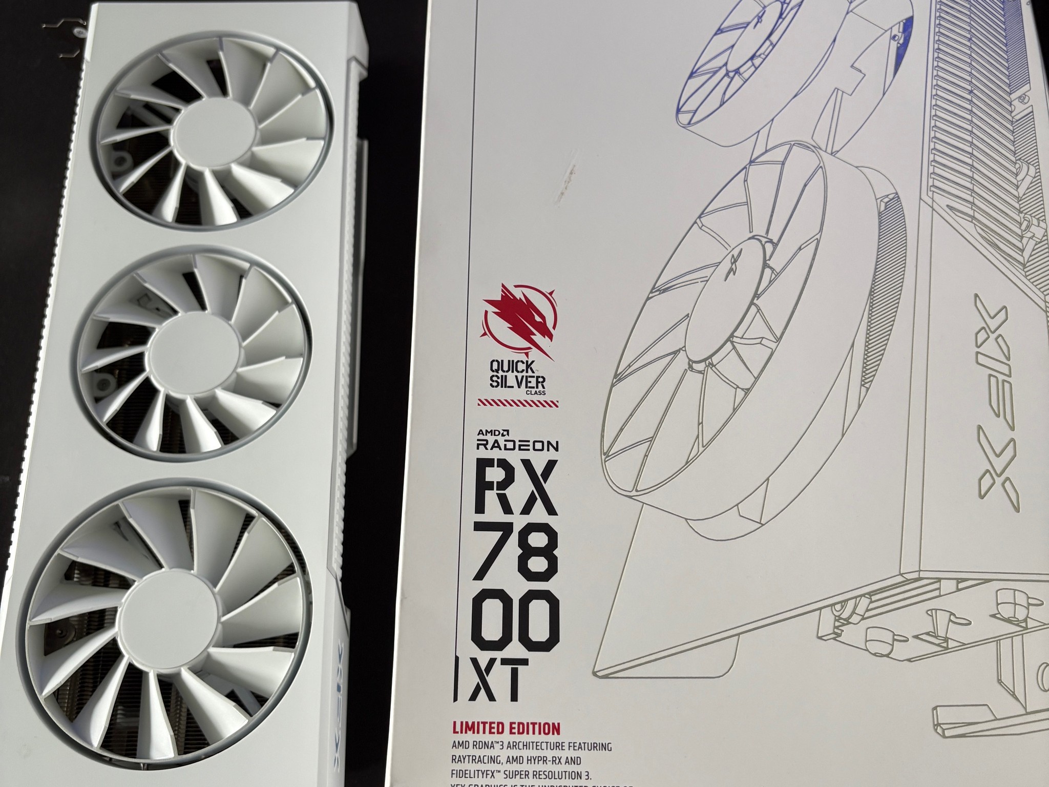 XFX RX 7800XT Magnetic Air white