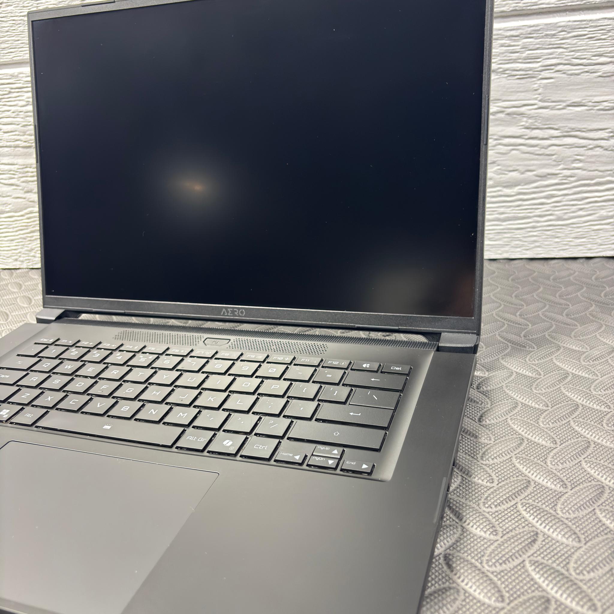 GIGABYTE - AERO X16 WQXGA - AMD Ryzen Al 7 350 - 1TB SSD - 32GB RAM - RTX 5070