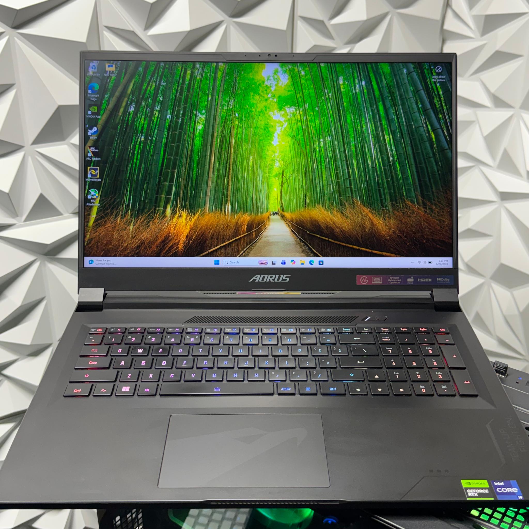 RTX 4080 / i9-14900HX / 32GB DDR5 Ram / 2TB SSD / 240Hz refresh rate