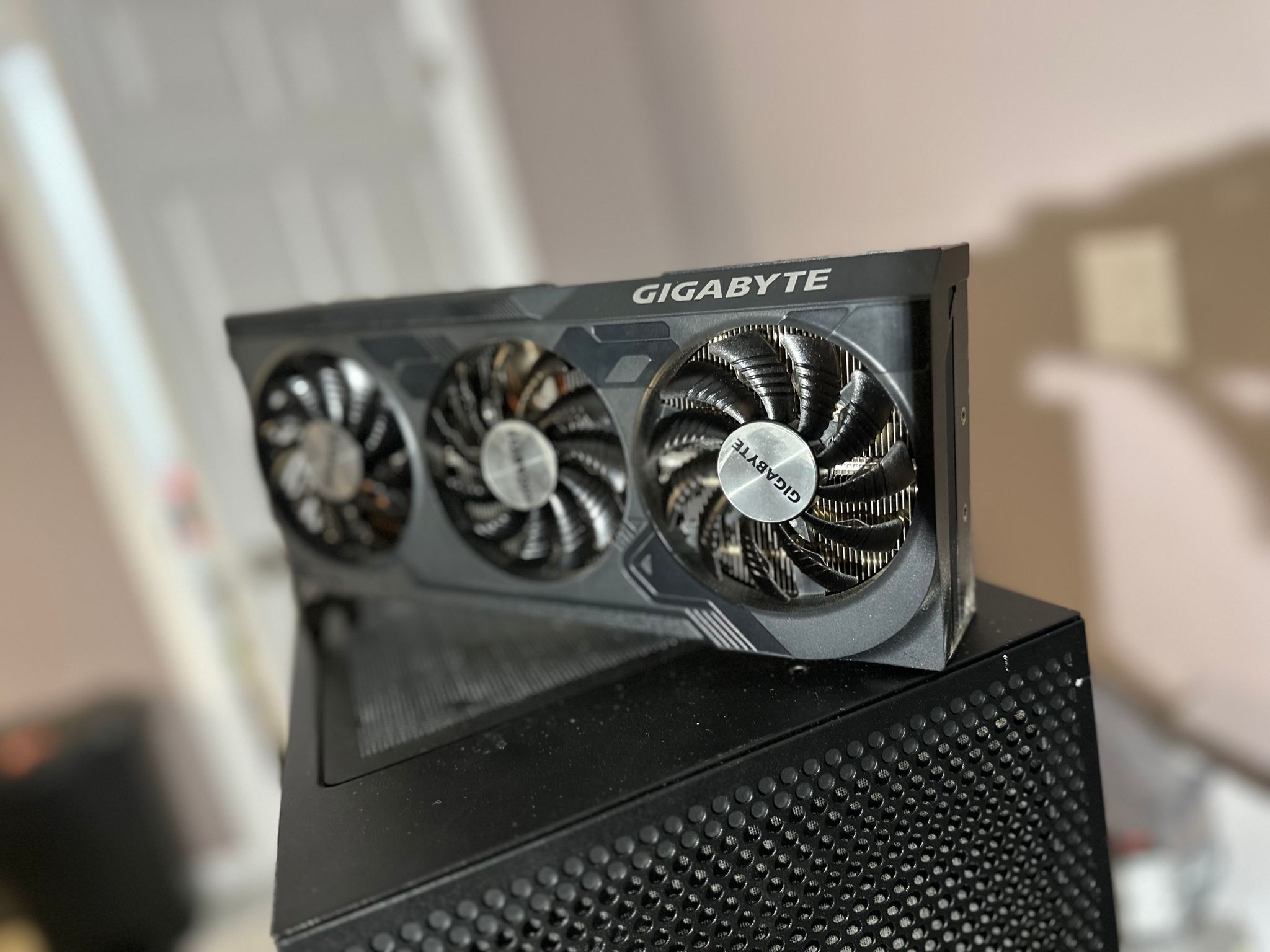 GIGABYTE GAMING OC GeForce RTX 4070 SUPER