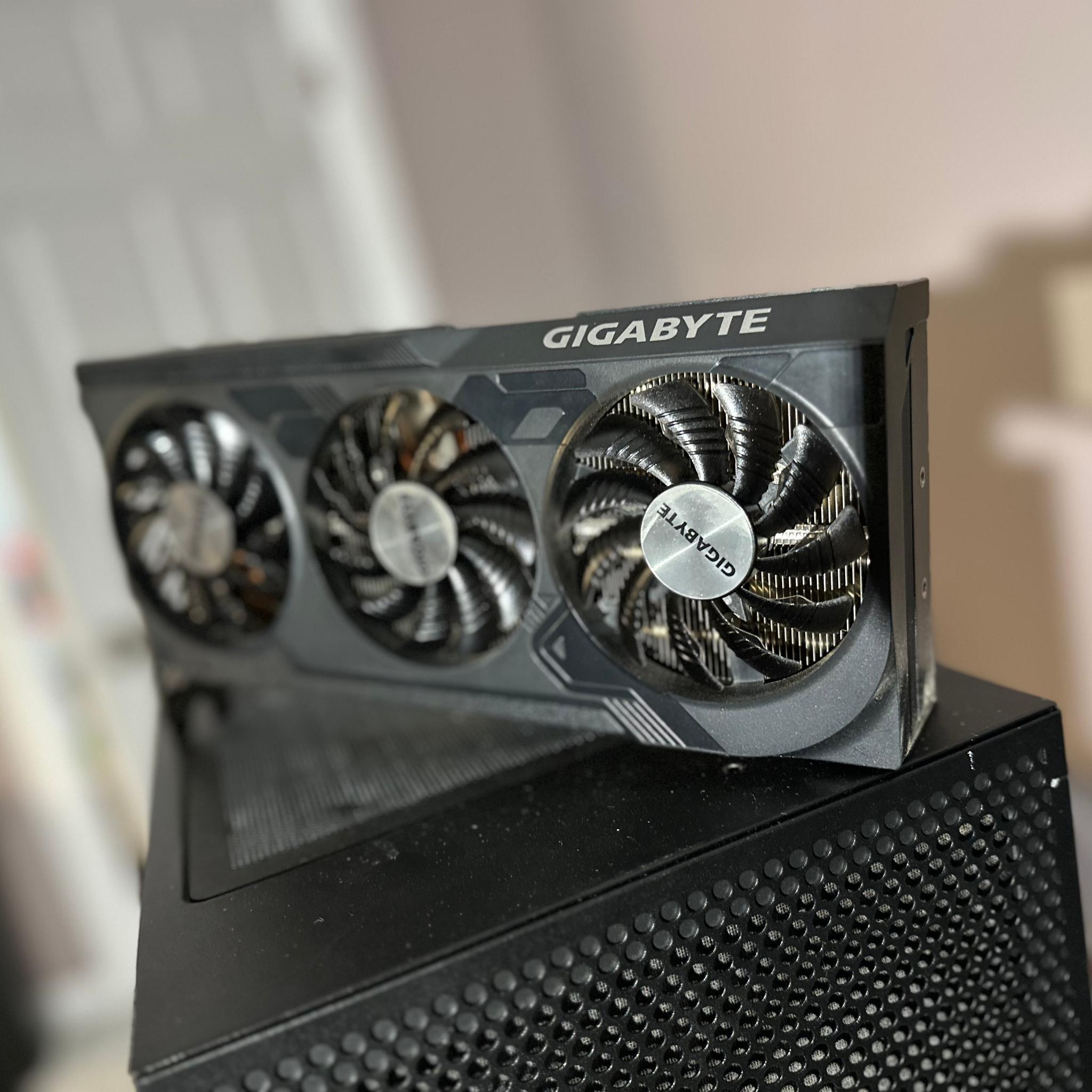 GIGABYTE GAMING OC GeForce RTX 4070 SUPER