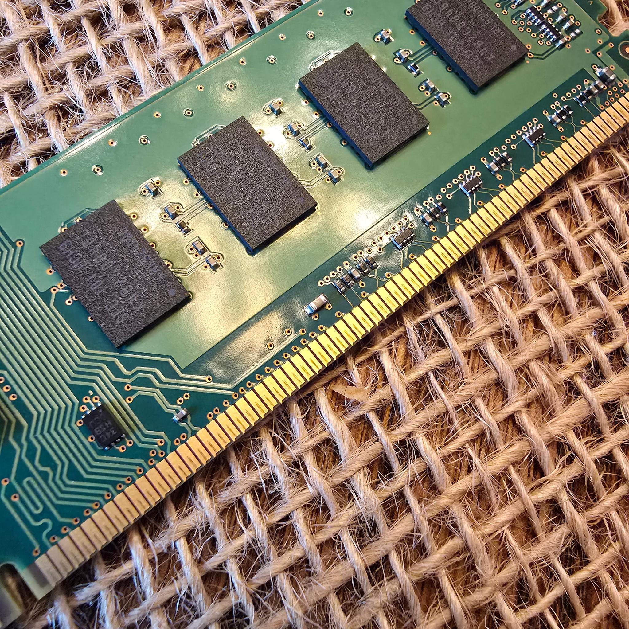 Samsung 4GB PC3-10600 DDR3- 1333MHz non-ECC Unbuffered CL9 240-Pin M378B5273CH0-CH9 2Rx8 Dual Rank