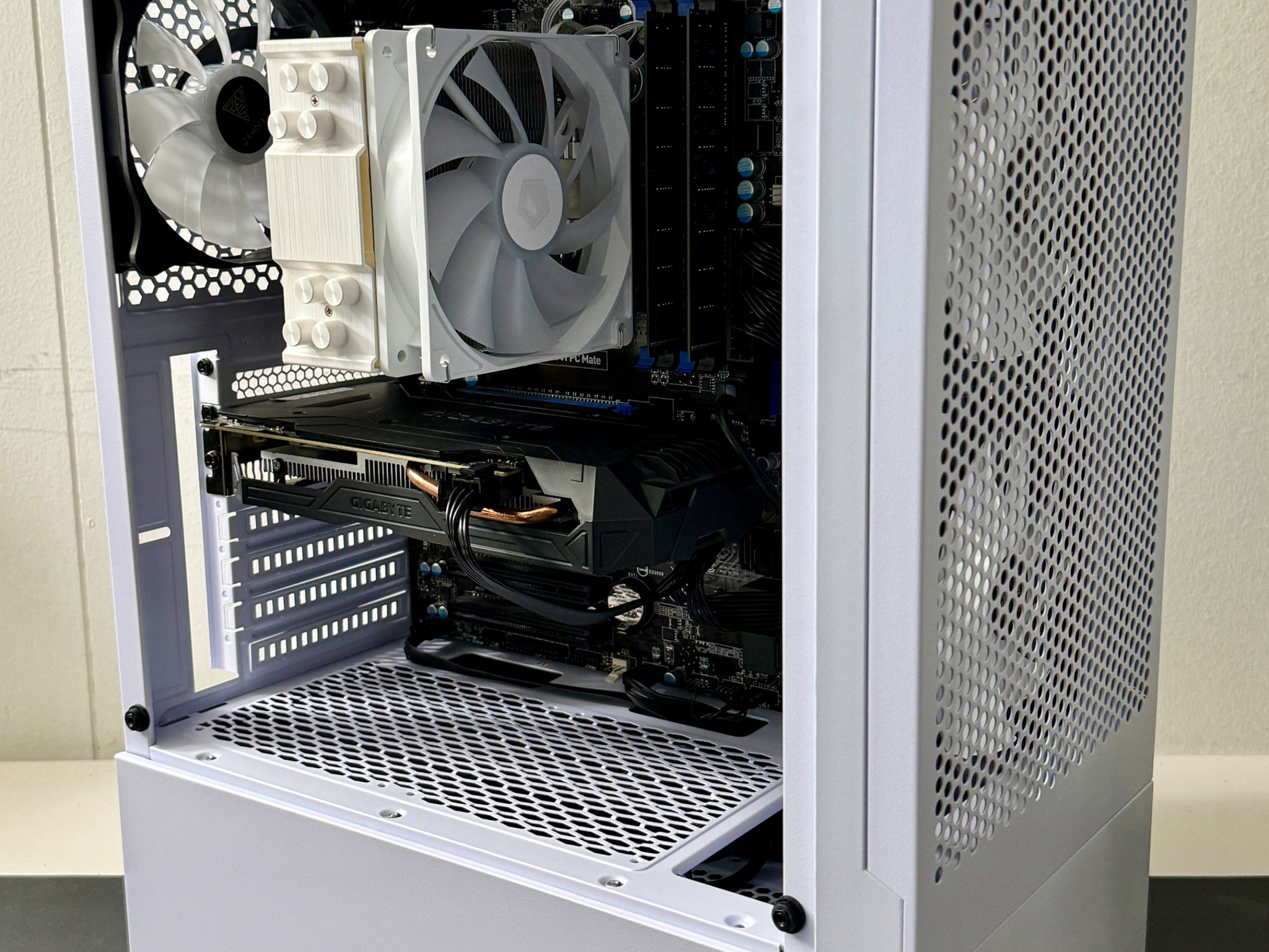 GTX 1060 3GB | INTEL i5 4570 | 16GB DDR3 RAM | 500 GB SSD | White Gaming Computer