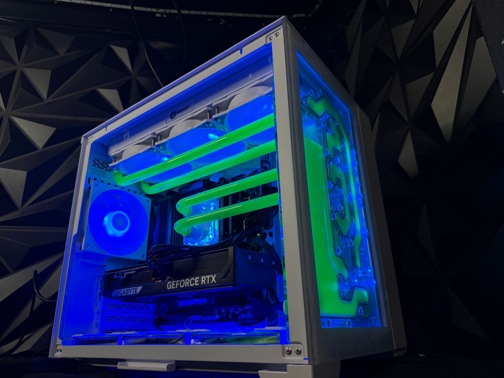 ☢️💚 GAMMA RAY 💚☢️7800X3D | RTX 5070| 2.25 TB NVMe| 32 GB DDR5| 850W Gold PSU