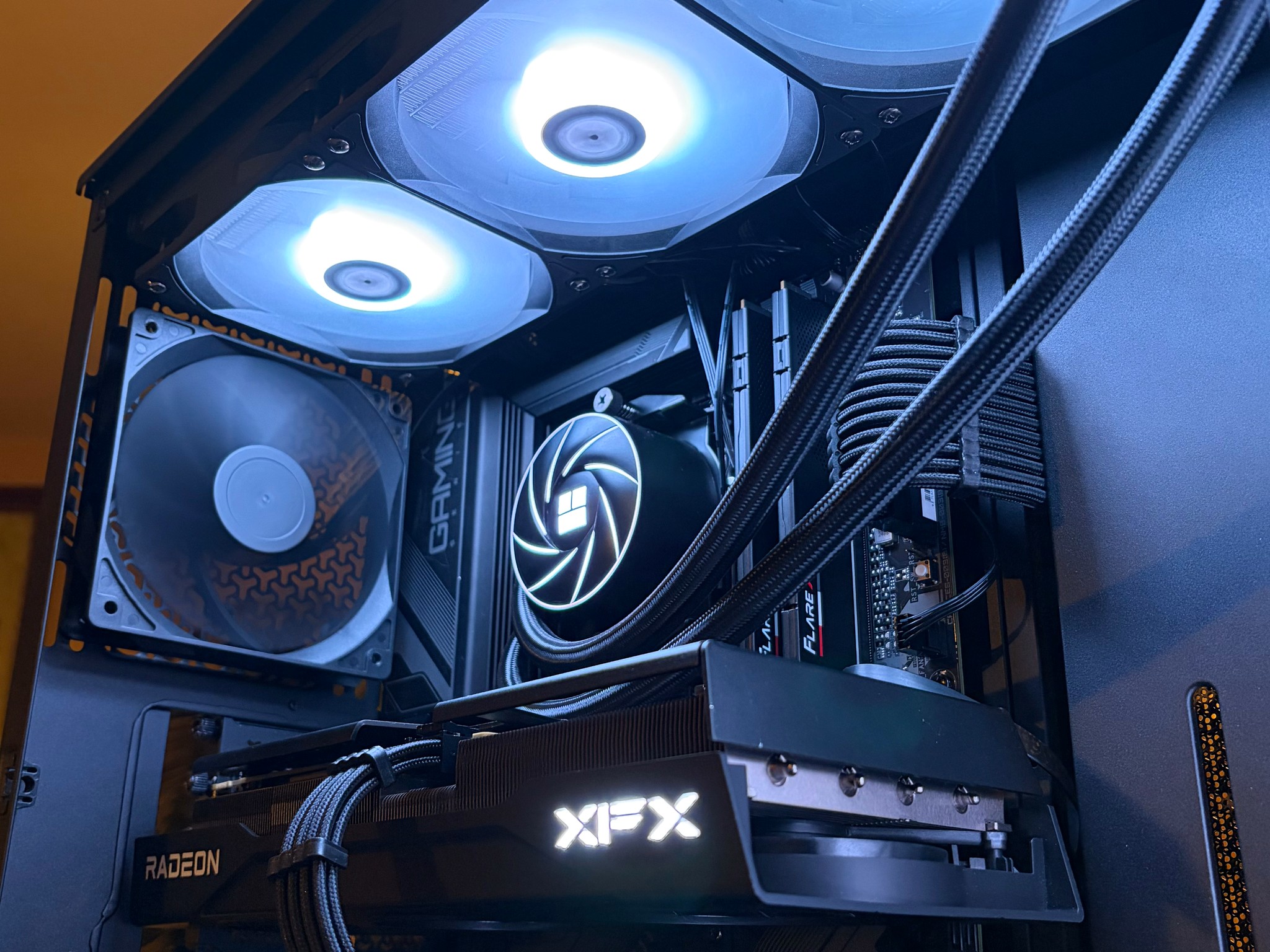 Black Gaming PC | 9060XT 16GB | Ryzen 5 7500F | 32GB 6000 mhz RAM | 1TB SSD | ON BOARD WiFi + BT