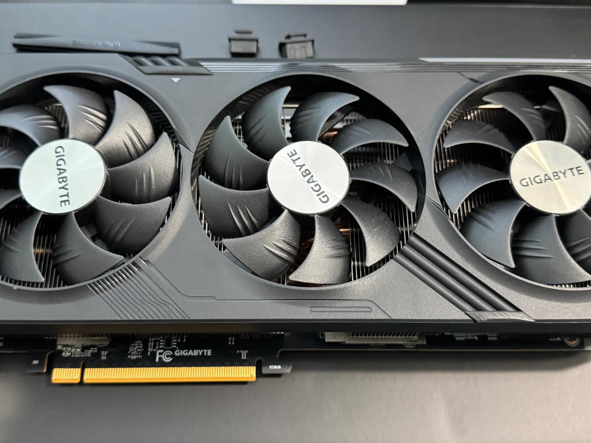 GIGABYTE Radeon RX 7800 XT GAMING OC 16G Graphics Card