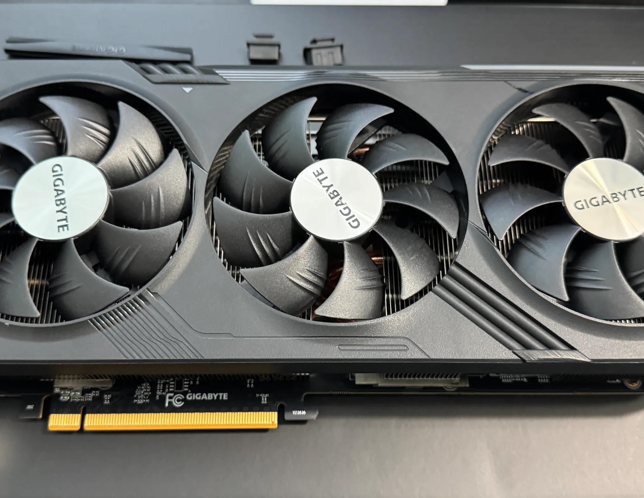 GIGABYTE Radeon RX 7800 XT GAMING OC 16G Graphics Card