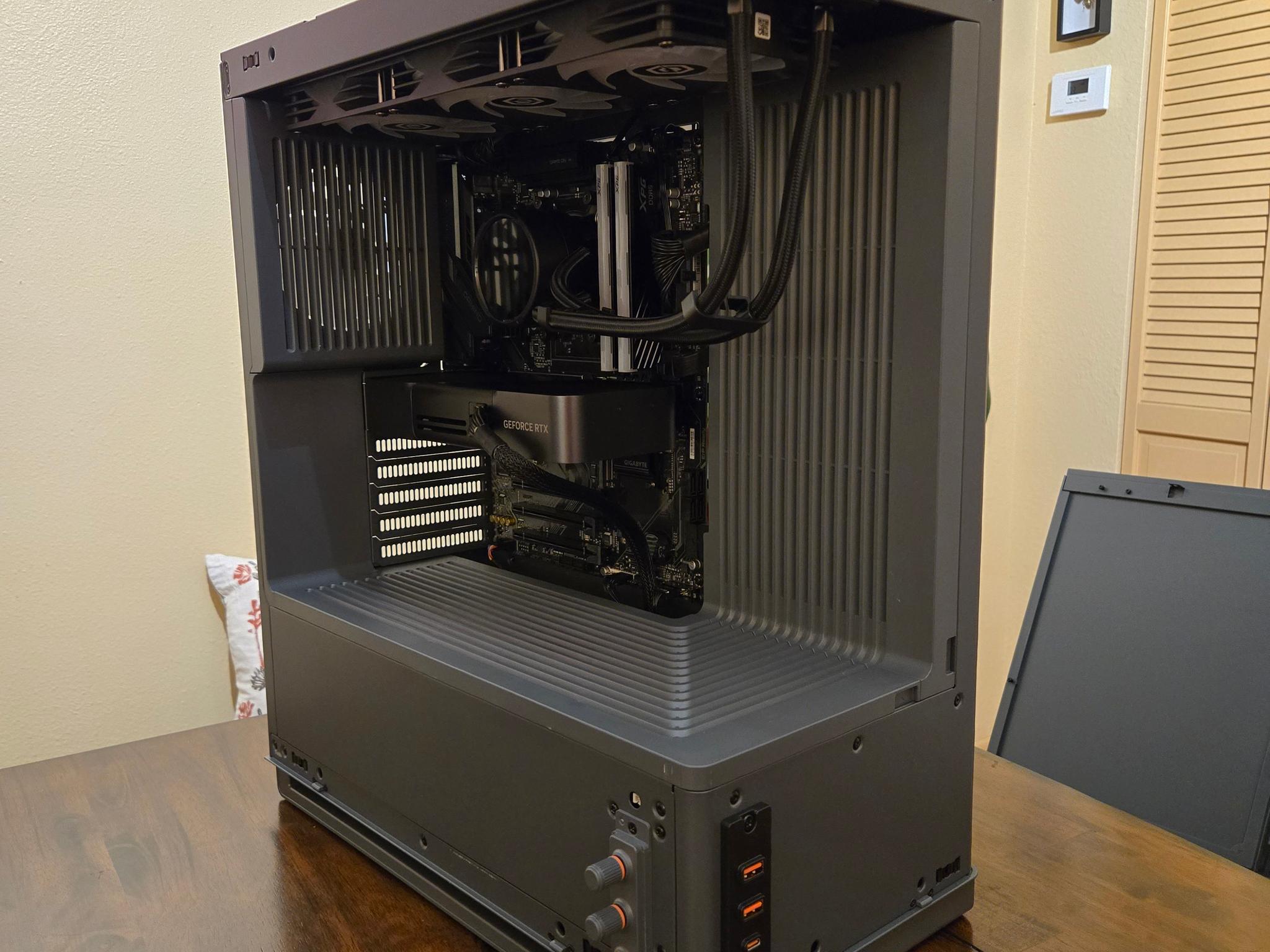 Ryzen 7 7800X3D RTX 5070 Founders Edition 32GB DDR5 Gaming PC