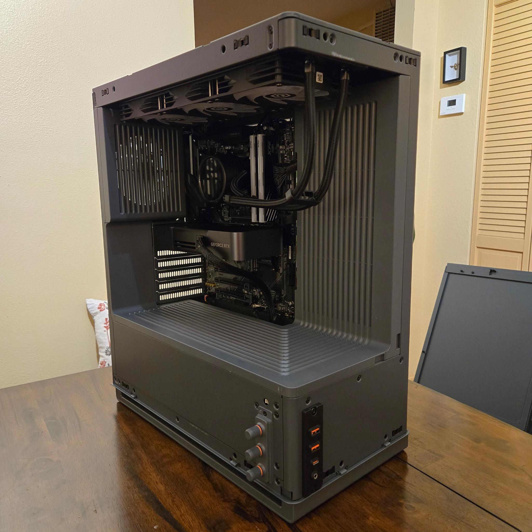 Ryzen 7 7800X3D RTX 5070 Founders Edition 32GB DDR5 Gaming PC
