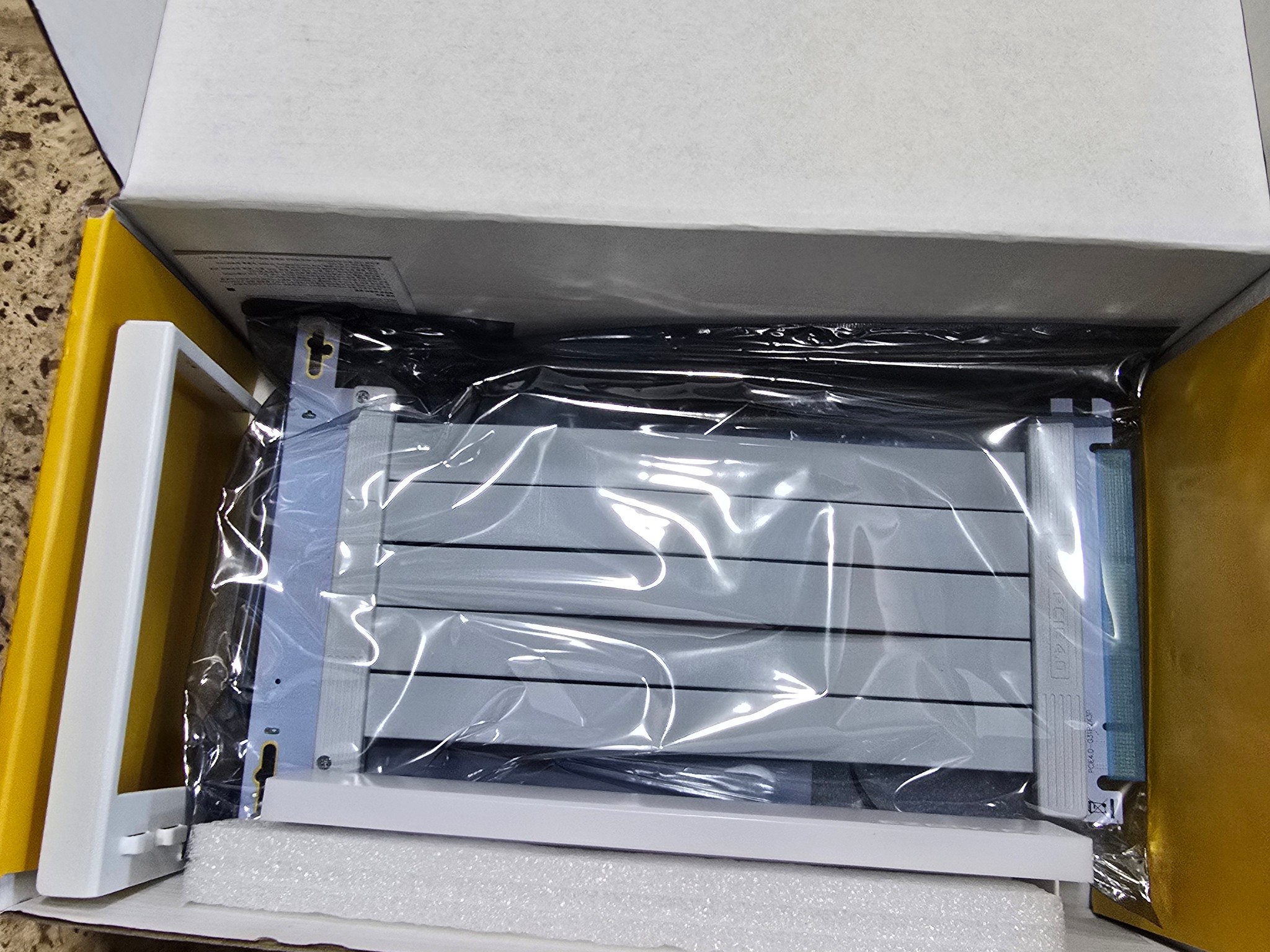 EZDIY-FAB PCIe 4.0 GPU Mount Bracket w ARGB LED Module White Nvidia AMD RTX RX XT Adjustable angle