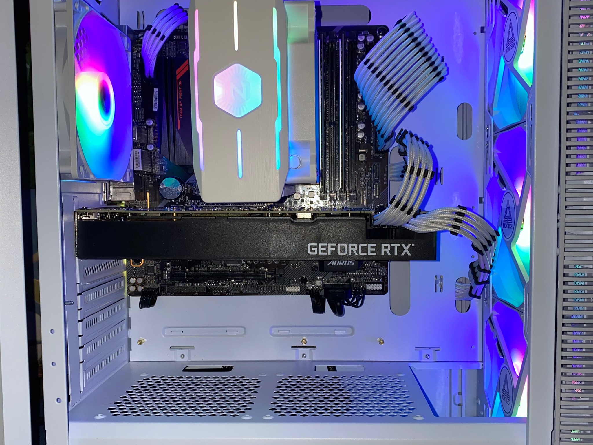 (White) Gaming PC| Ryzen 5 5600|RTX 3070 8GB| 32GB DDR4 3200MHz CL16|1TB M.2 NVMe SSD|Windows 11 Pro