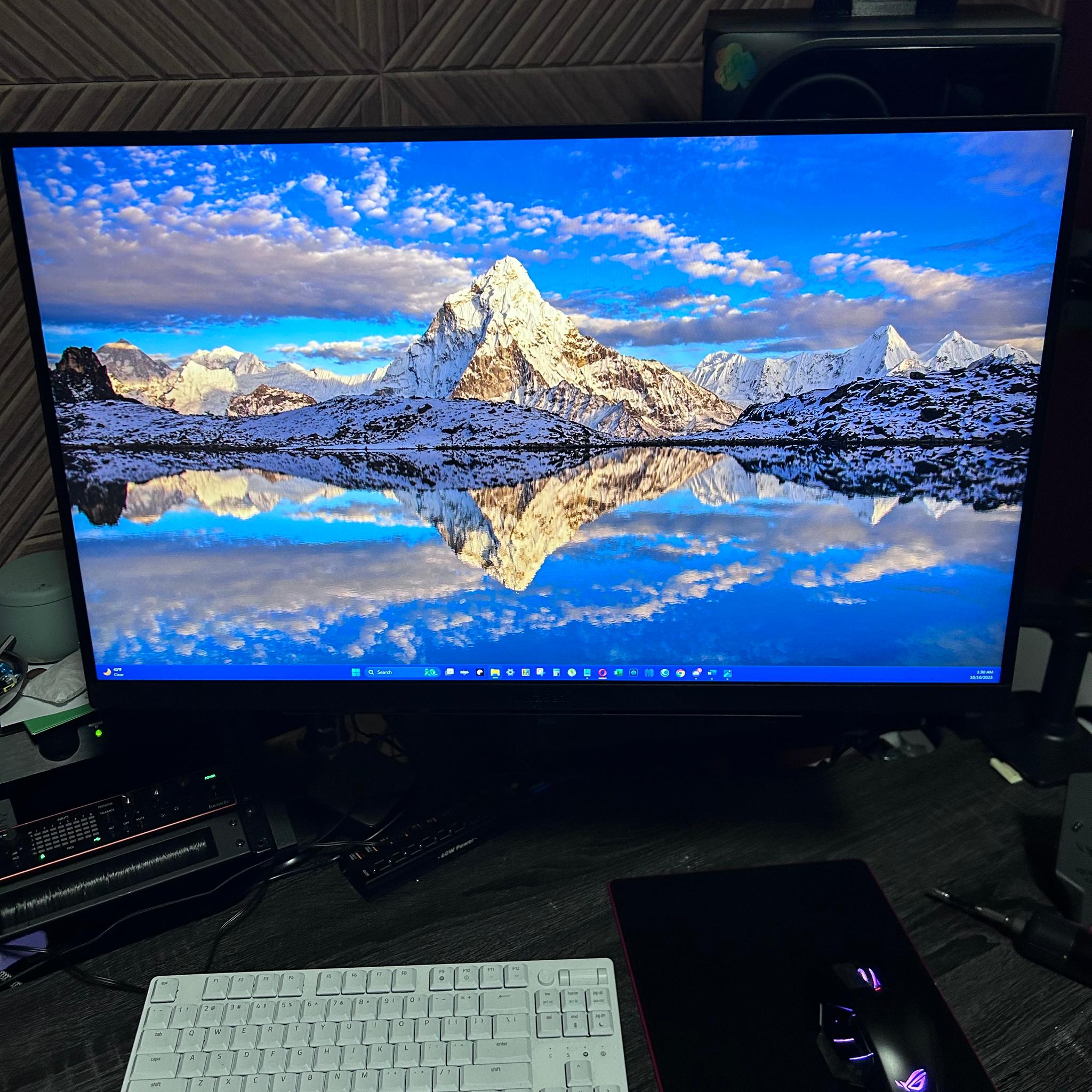 LG UltraGear 27" (1440P) (240Hz) Gaming Monitor (27GR83Q-B)