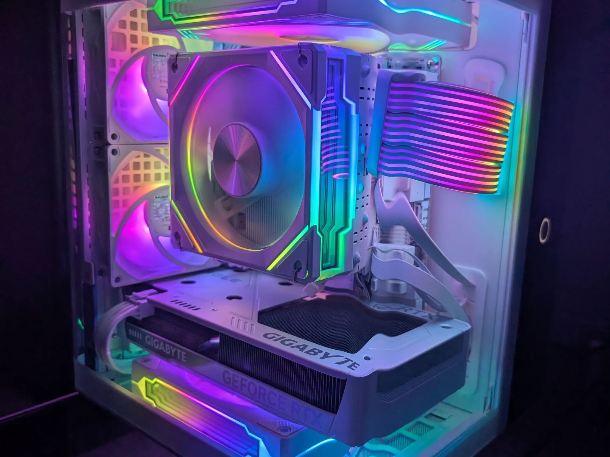 Mini ITX tiny fishtank! 5060 Ti 16GB + 9600X