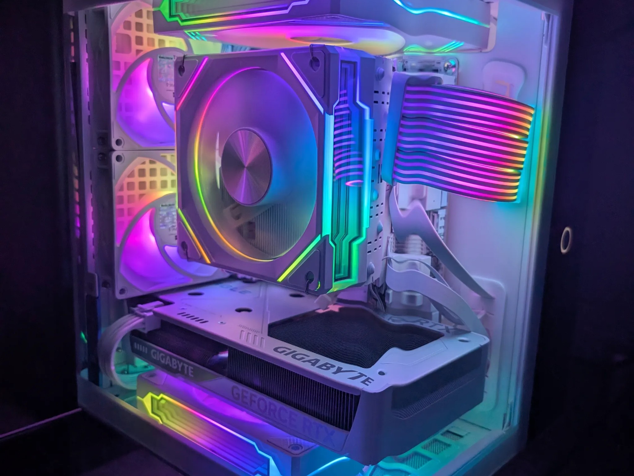 Mini ITX tiny fishtank! 5060 Ti 16GB + 9600X