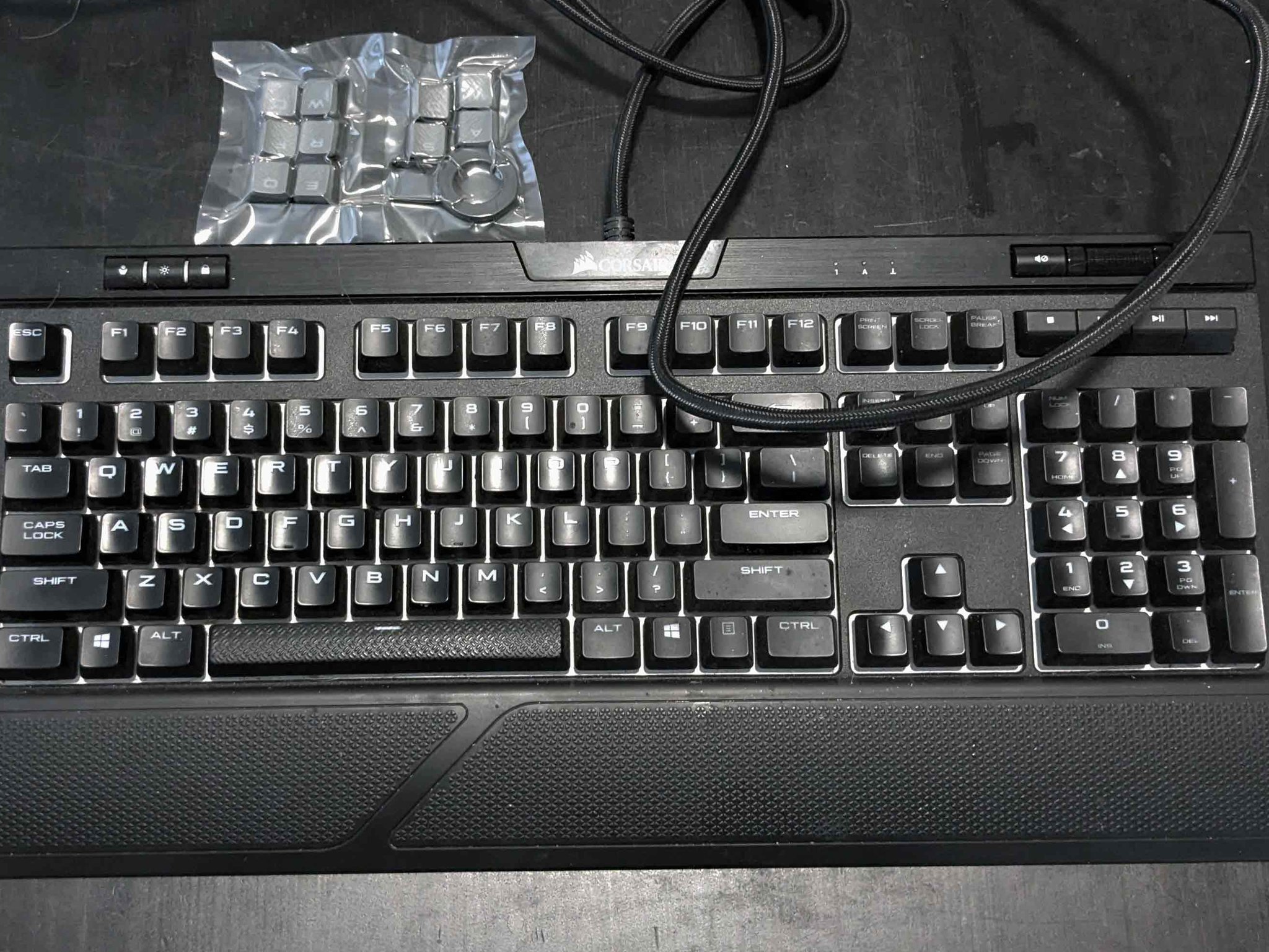 Corsair STRAFE RGB MK.2 Mechanical Gaming Keyboard CHERRY MX Red Switches + Extras