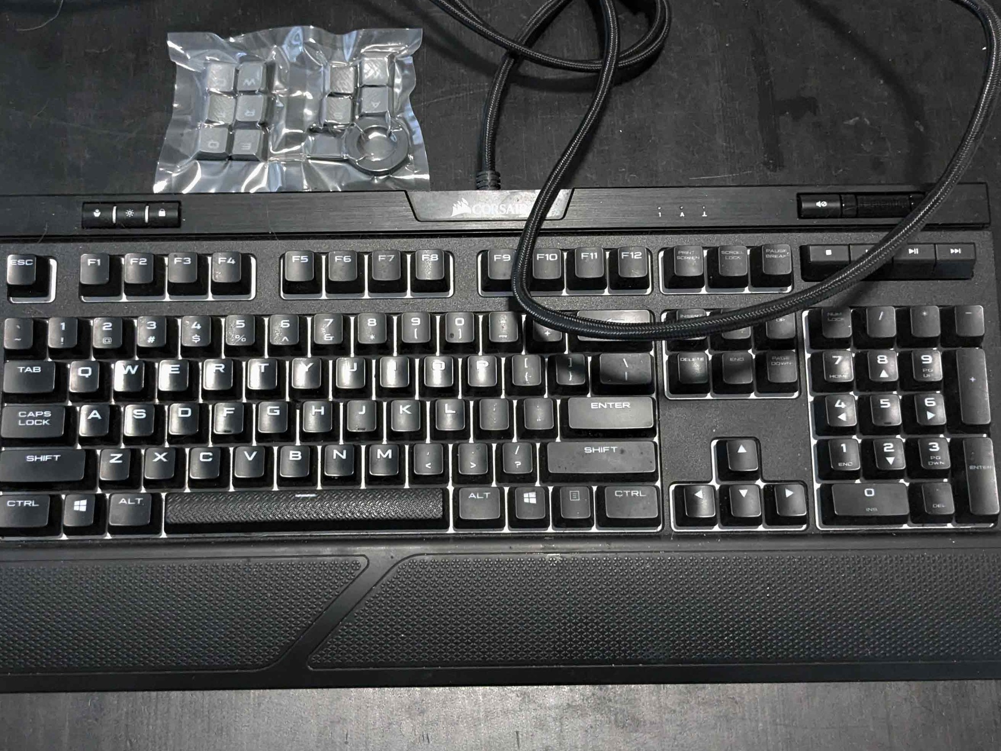 Corsair STRAFE RGB MK.2 Mechanical Gaming Keyboard CHERRY MX Red Switches + Extras