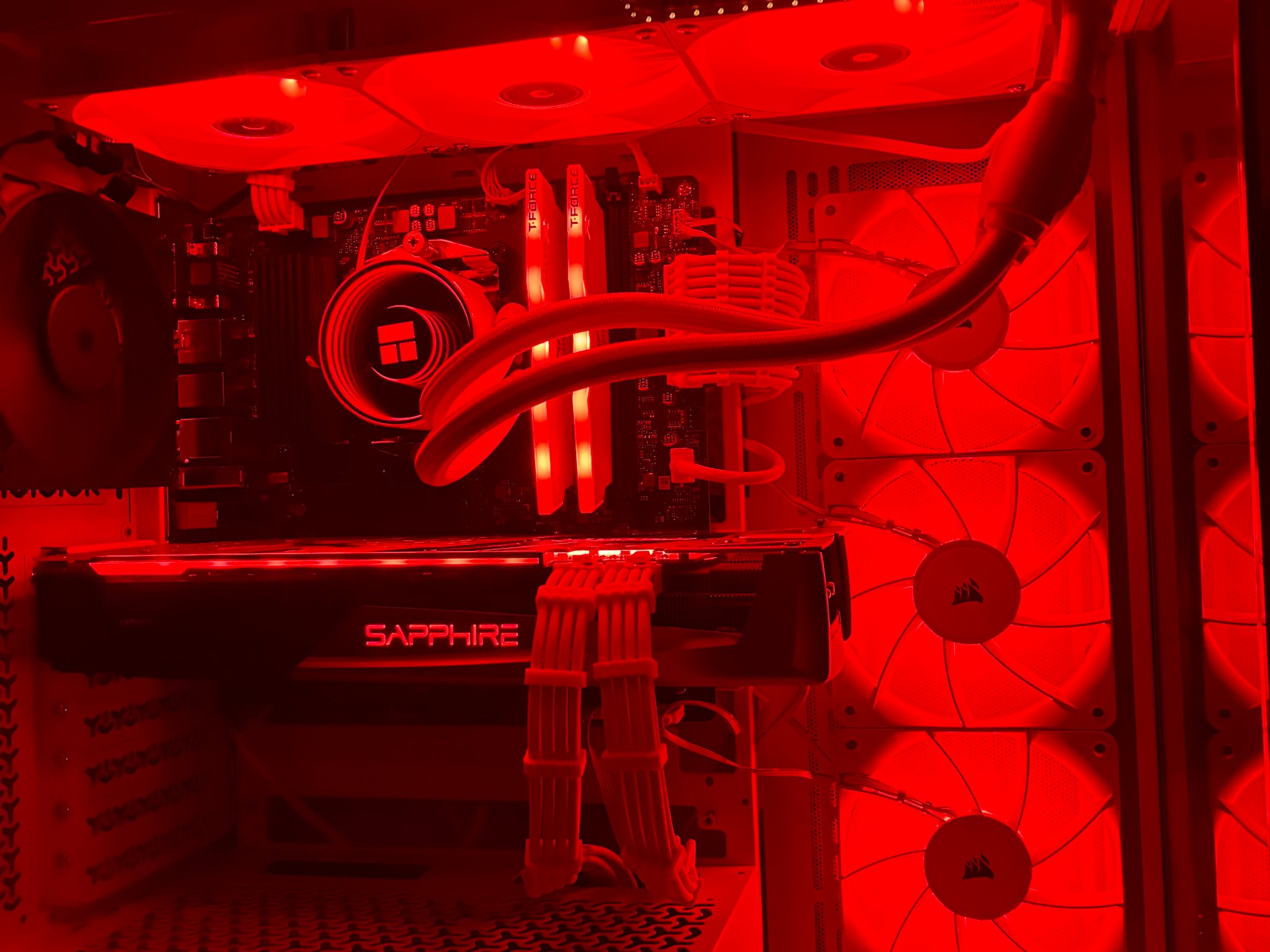 Pre-built All White Gaming PC Ryzen 5 4500 - Radeon 5700 XT NITRO+ 8GB