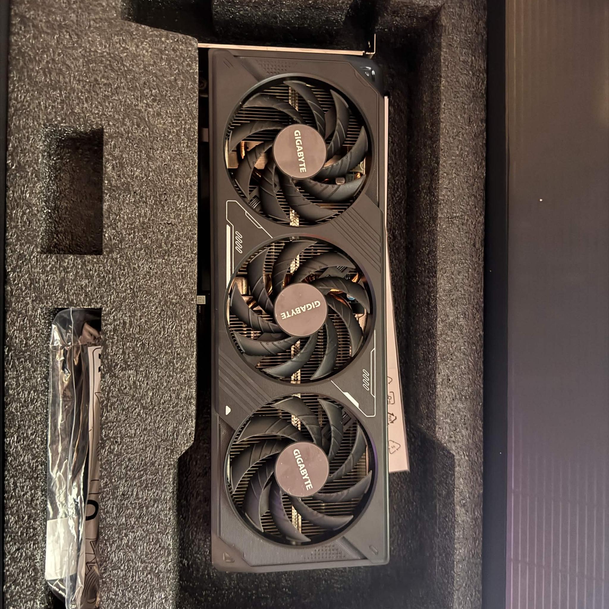 GIGABYTE GeForce RTX 5070 WINDFORCE OC SFF 12G