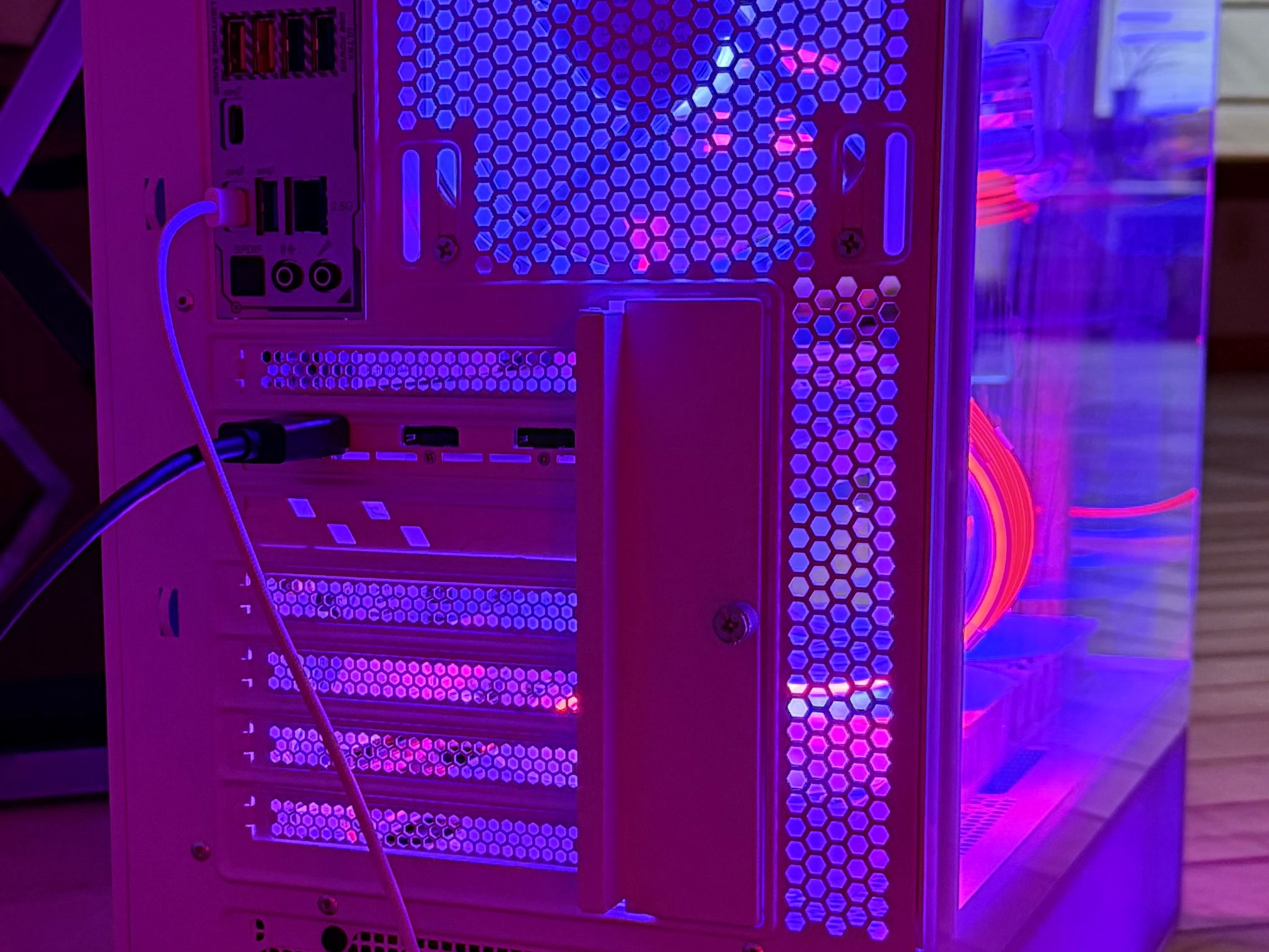 ✨NEW Custom All-White Gaming PC | Ryzen 7 7700 / RX 9060 XT 16 GB / 1 TB NVMe / DDR5 RGB