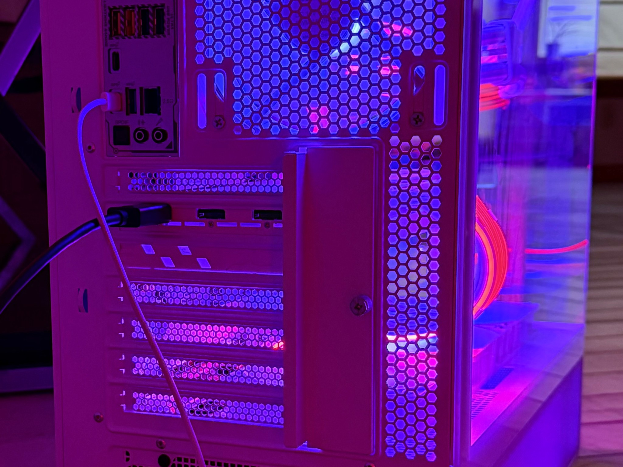✨NEW Custom All-White Gaming PC | Ryzen 7 7700 / RX 9060 XT 16 GB / 1 TB NVMe / DDR5 RGB