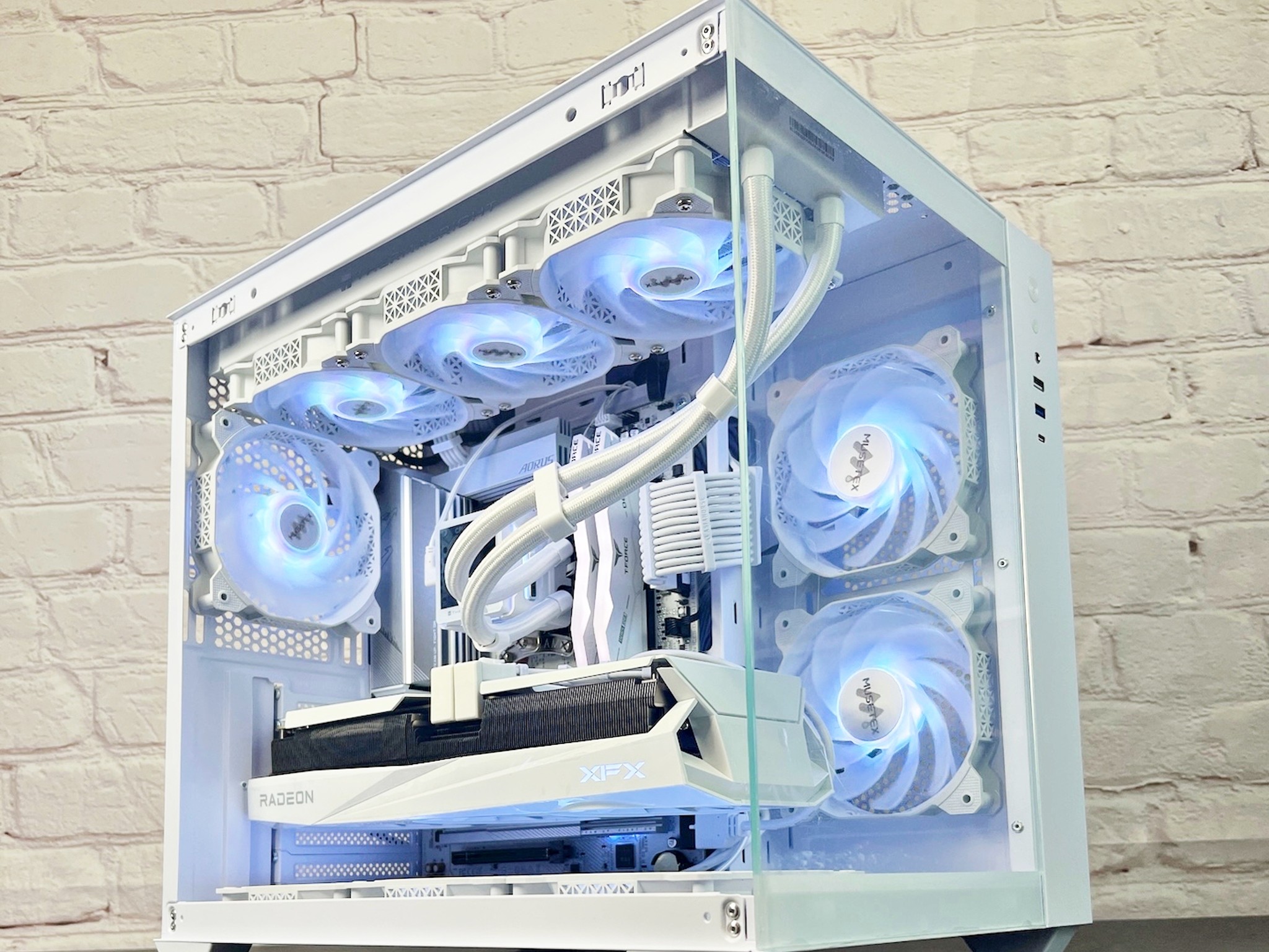 Ryzen 9800X3D RX 9070 XT 32GB DDR5 2TB M.2 WIFI 6E Win 11 Pro