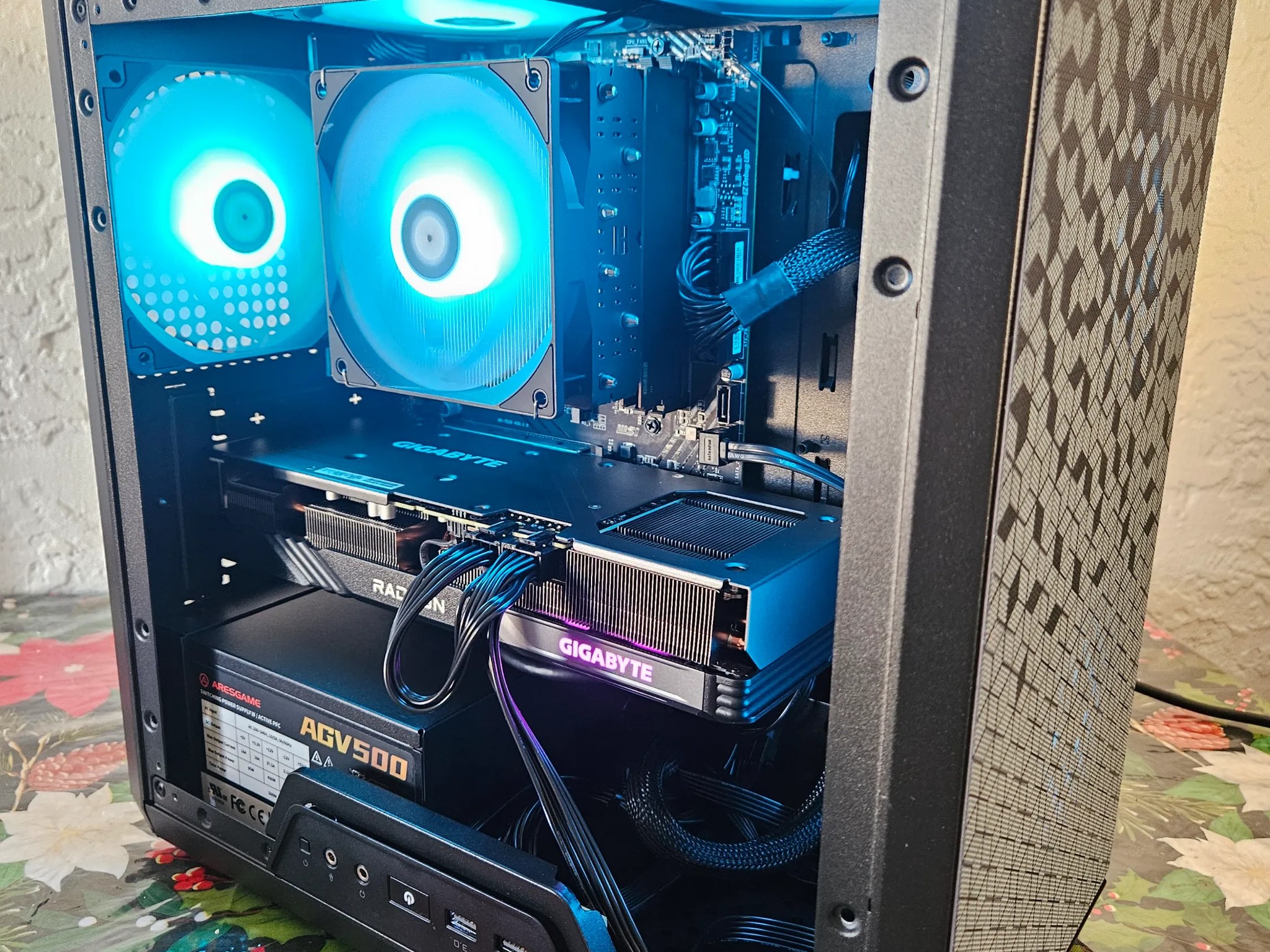 Ryzen 5 8500G ● Gigabyte 7600xt OC 16gb ● 16gb DDR5 5200MHz