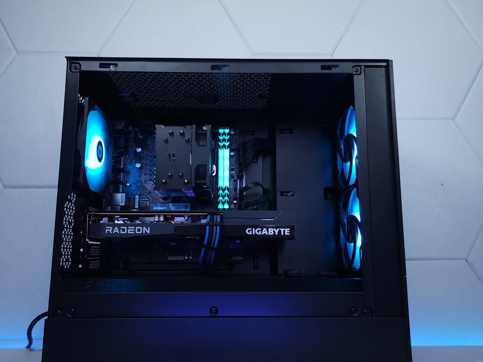 💙🖤1080p Gaming | RX 6600 | Core i3 12100F | 16GB 3200MHz | 1TB NVMe SSD