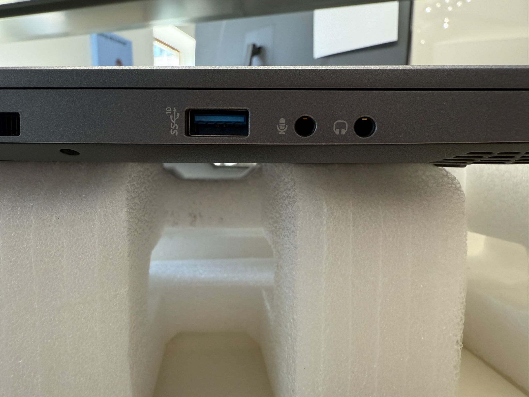 Eluktronics Max-15, i7-10875H, RTX 2070 Super, 32GB RAM, 1TB SSD, 240HZ