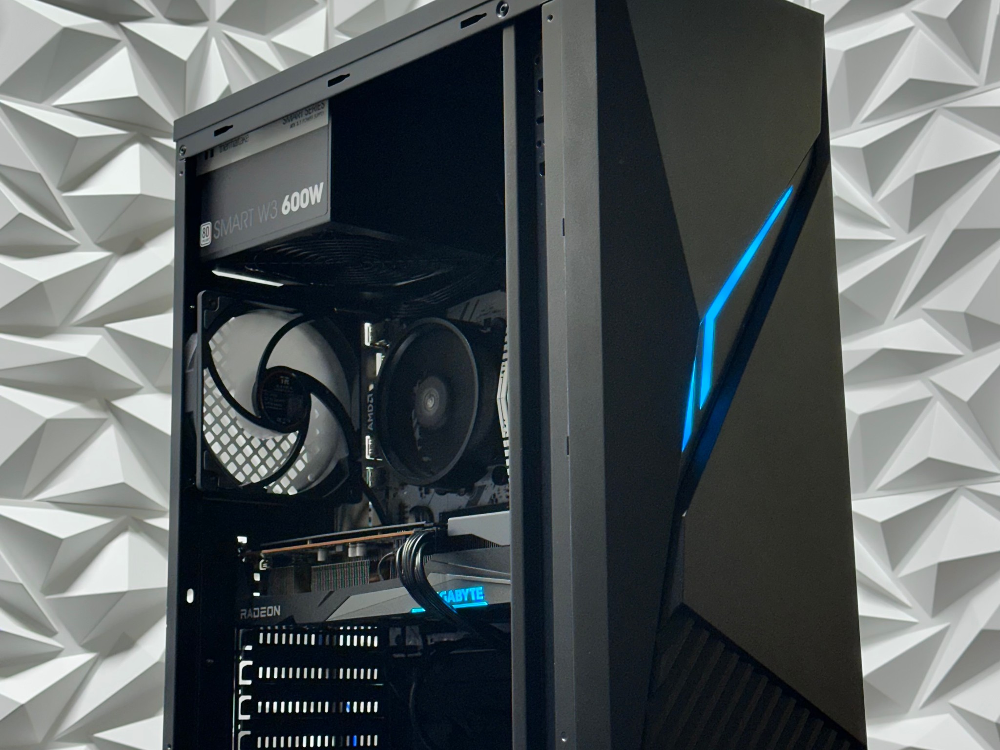 Rx 6600 XT / Ryzen 5 5500 / 16GB 3000MHz / 512GB SSD / Windows 11 Pro