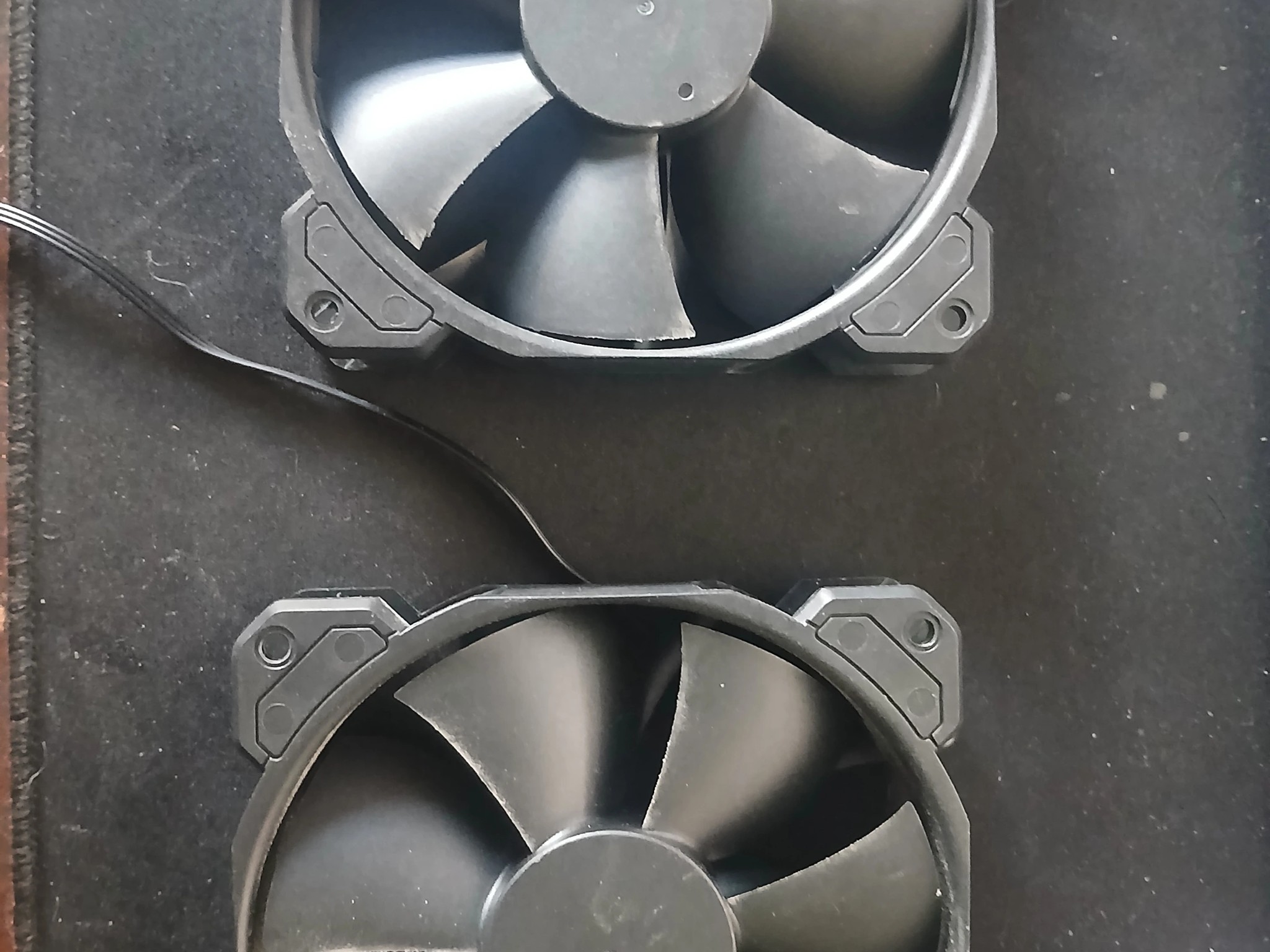2 Corsair 120mm 3pin case fans