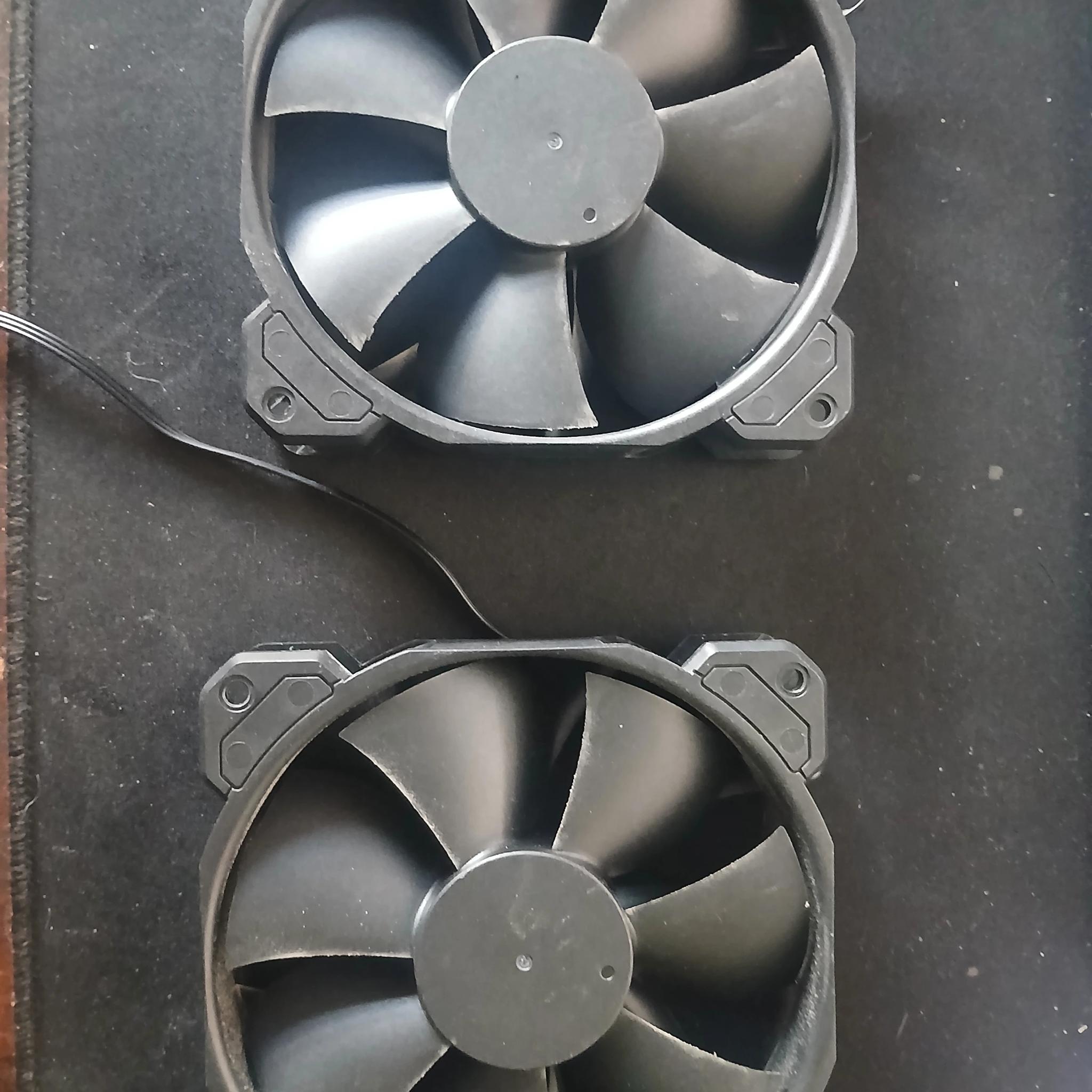 2 Corsair 120mm 3pin case fans