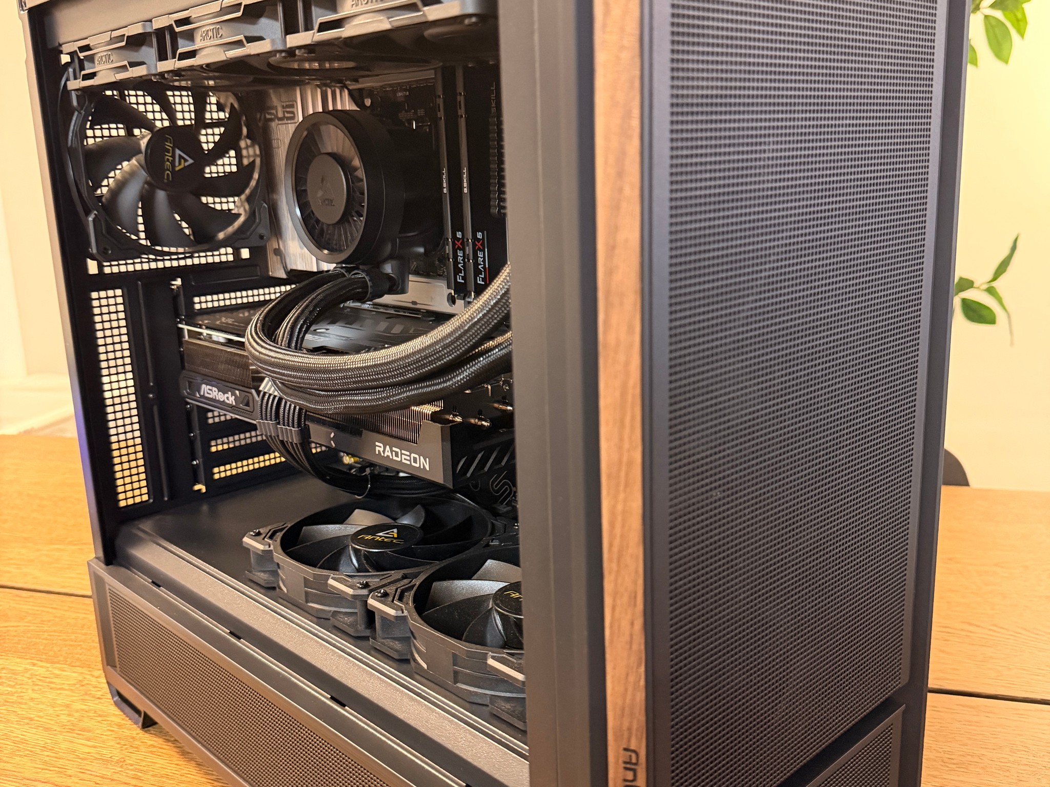 The Dark Knight – Sleeper High-End Gaming PC | 9850X3D | RX 9070 XT | WiFi 7 | No RGB