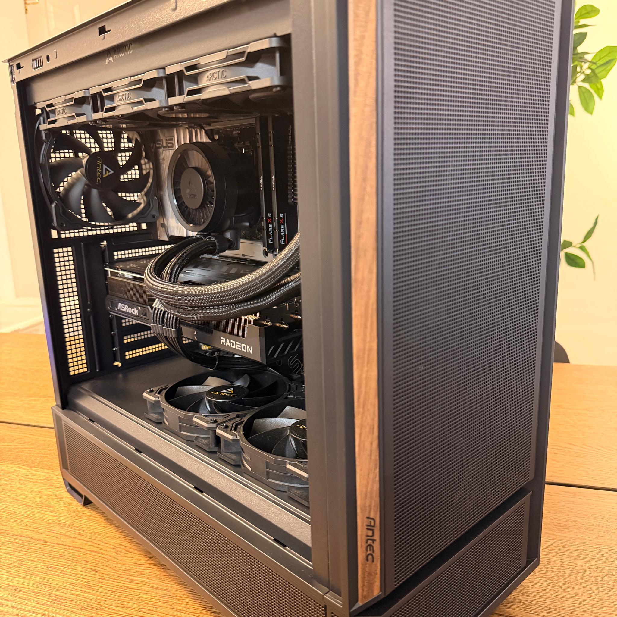 The Dark Knight – Sleeper High-End Gaming PC | 9850X3D | RX 9070 XT | WiFi 7 | No RGB