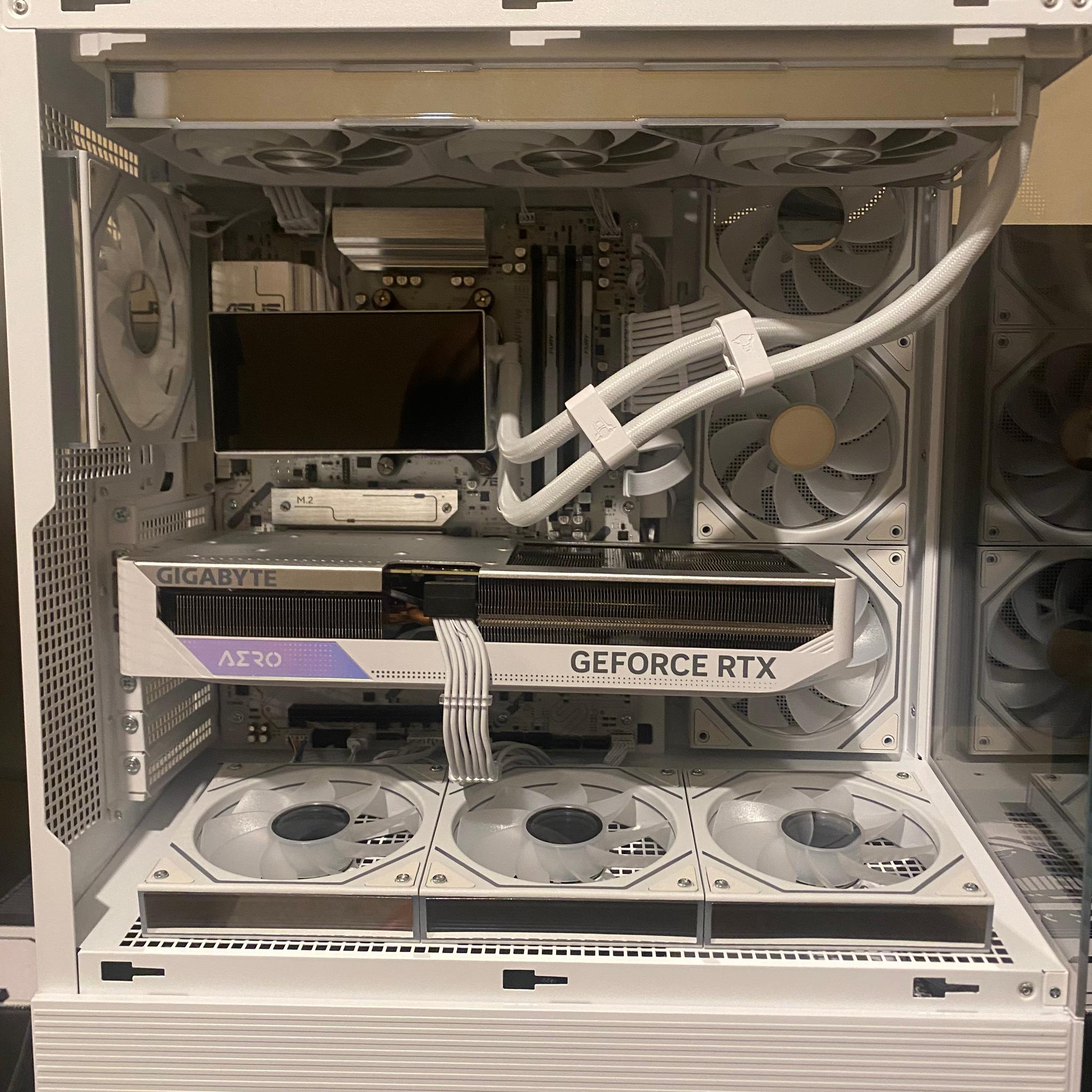 ALL-WHITE GAMING PC | RYZEN 7 9700X | RTX 4070 Ti AERO | 32GB DDR5 | 1TB
