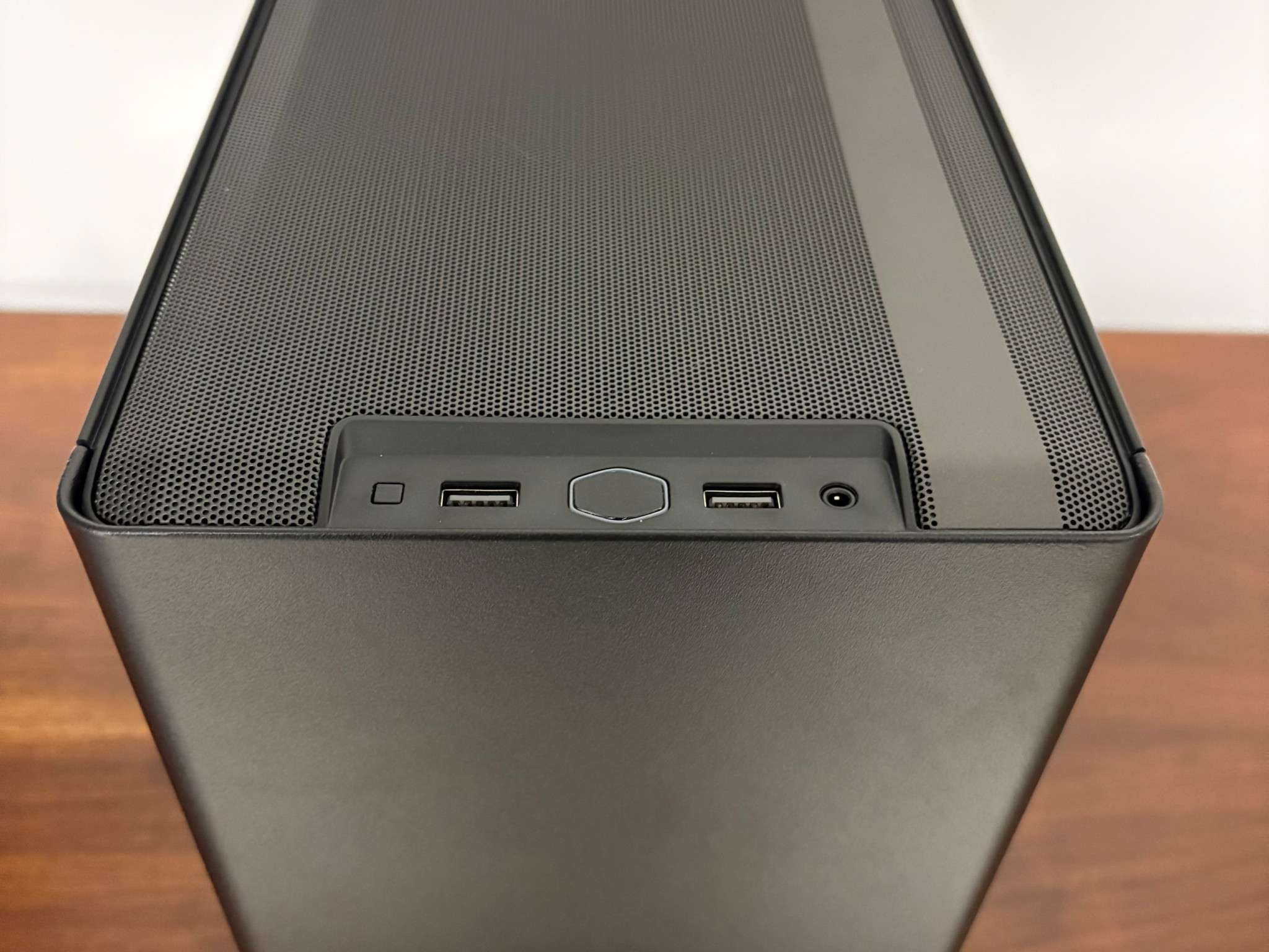 RTX 4070TI SUPER | Ryzen 7 5800X3D | 32GB DDR4 | 1 TB SSD | 850W PSU | 2x 120mm Fans | NR200 ITX