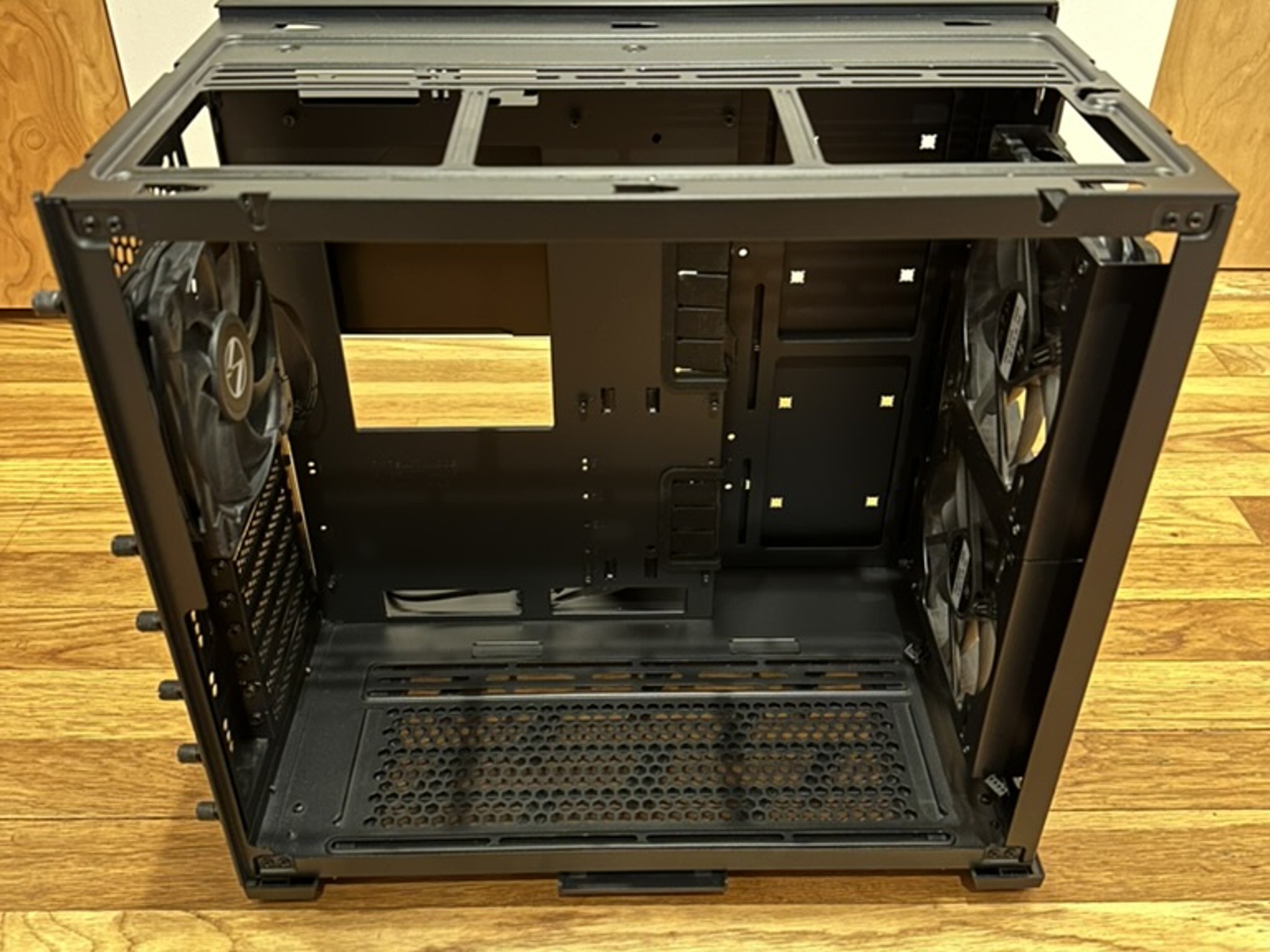 Lian Li 011 Air Mini w/ PCIe 4.0 Vertical bracket kit