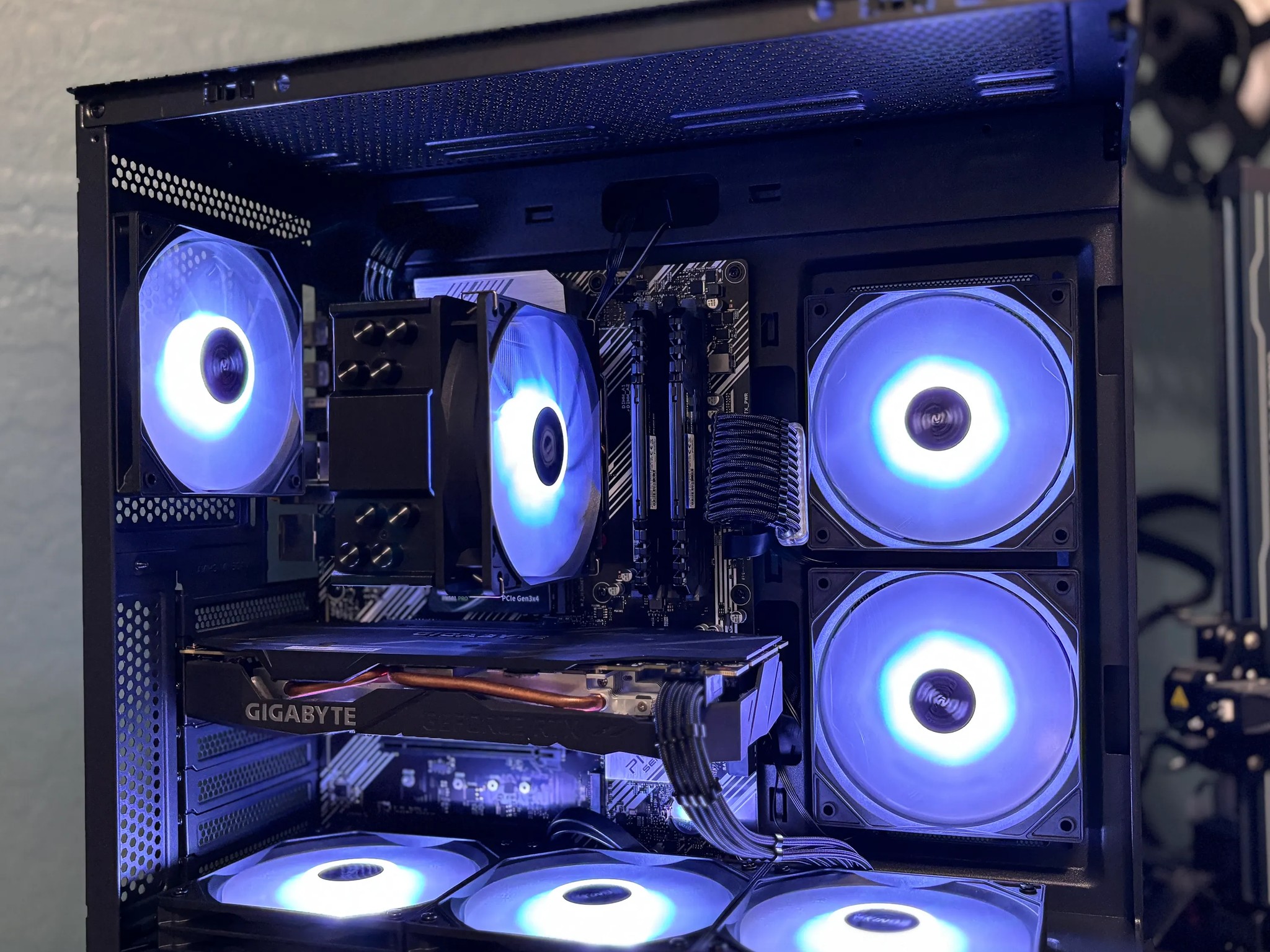 Fish Tank RTX Gaming PC