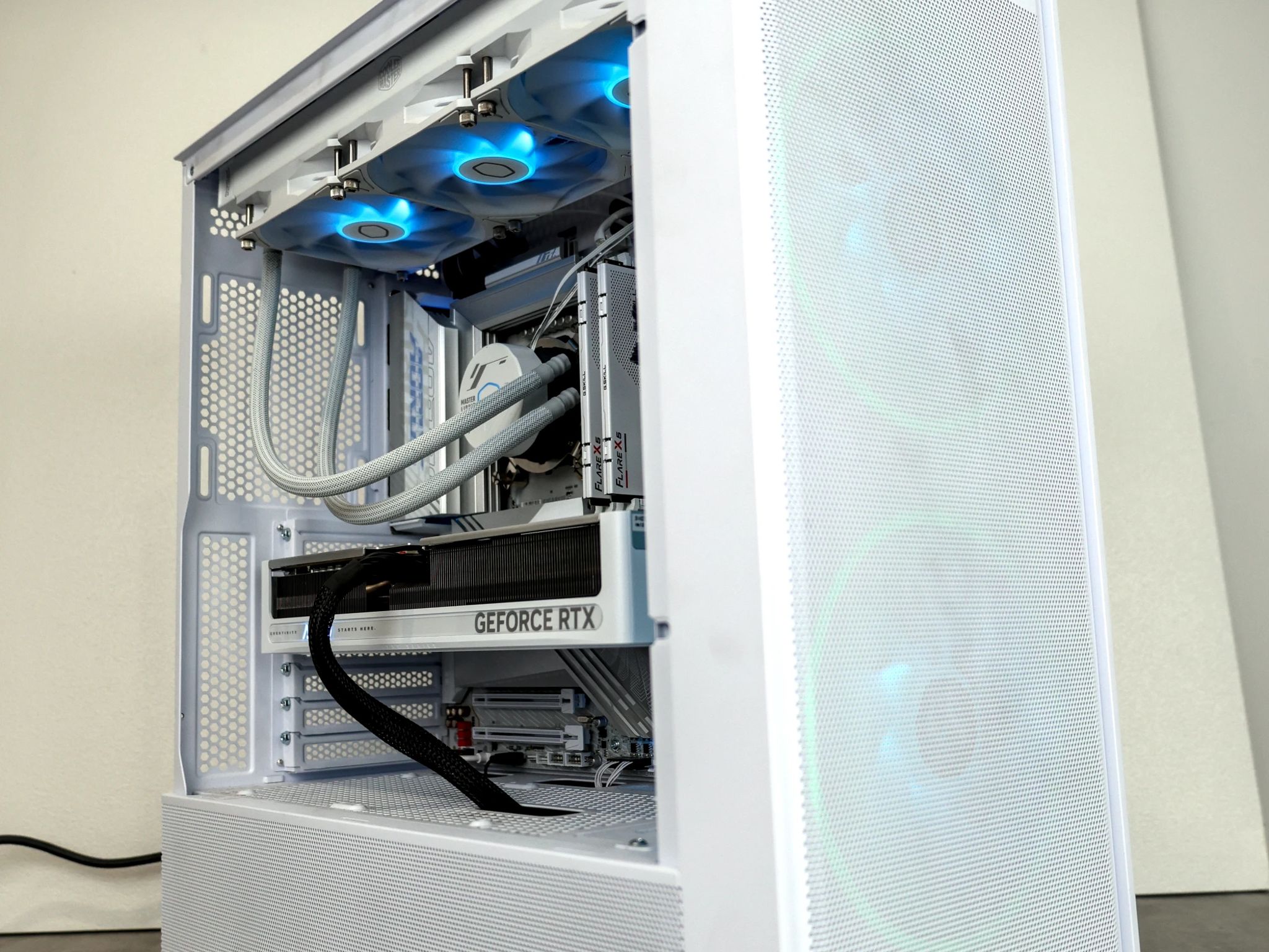 High-End 1440p / 4K Gaming PC – RTX 5070 + Intel Core Ultra 9 – White Aesthetic Build