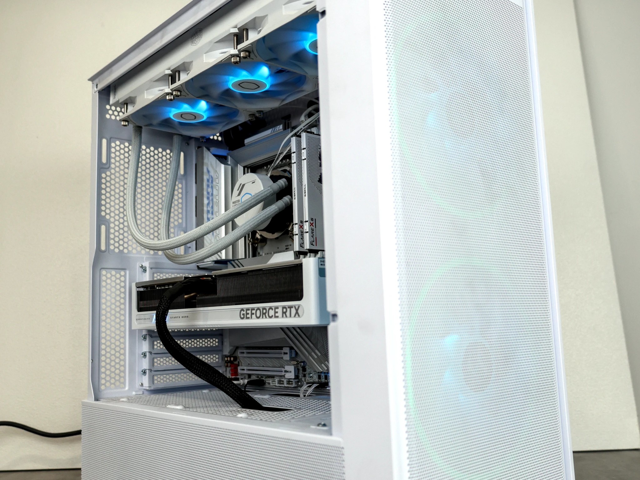 High-End 1440p / 4K Gaming PC – RTX 5070 + Intel Core Ultra 9 – White Aesthetic Build