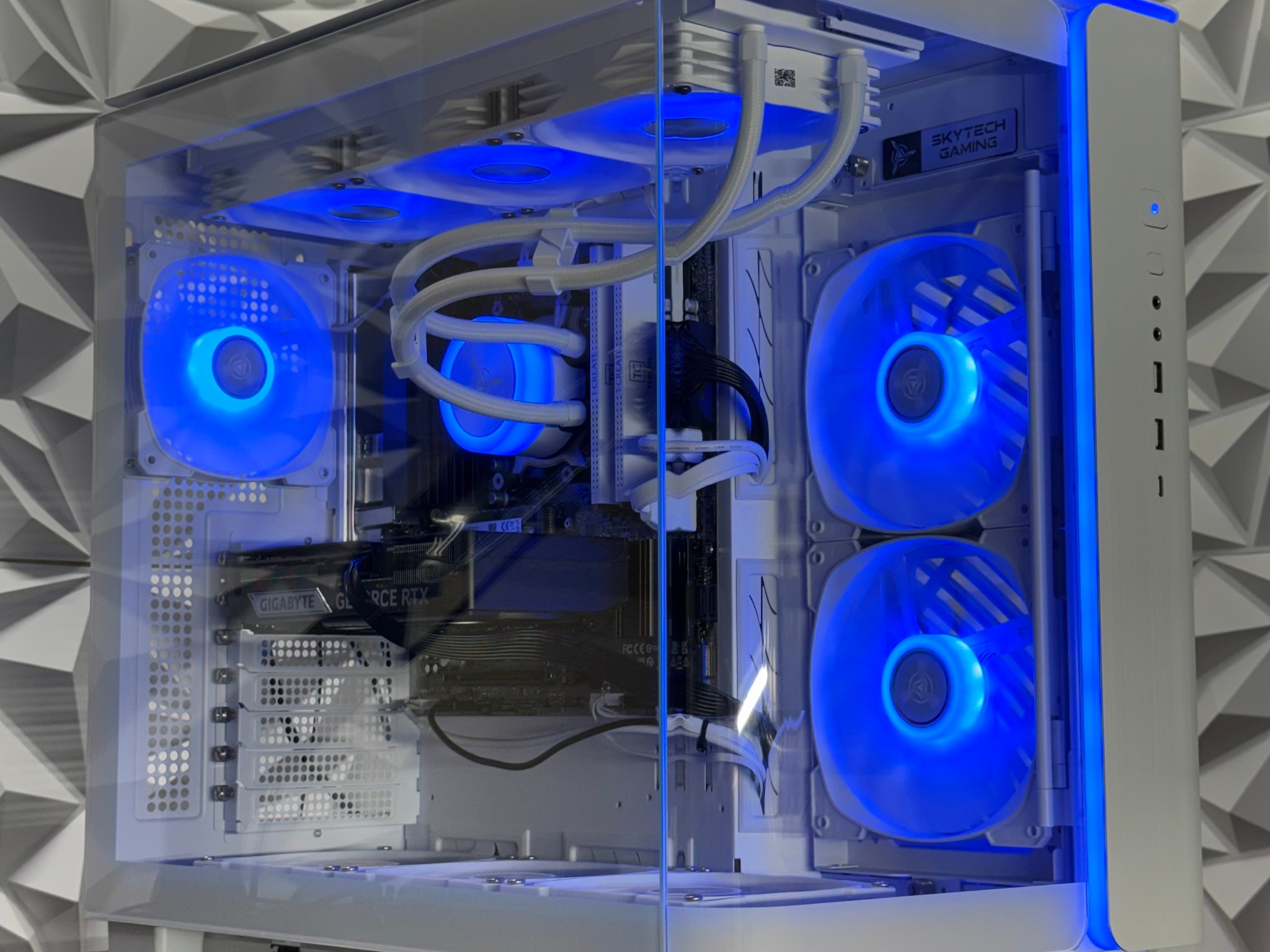Ryzen 7 9700x / RTX 5060 ti 16GB / 16GB DDR5 Ram / 1Tb storage / Windows 11